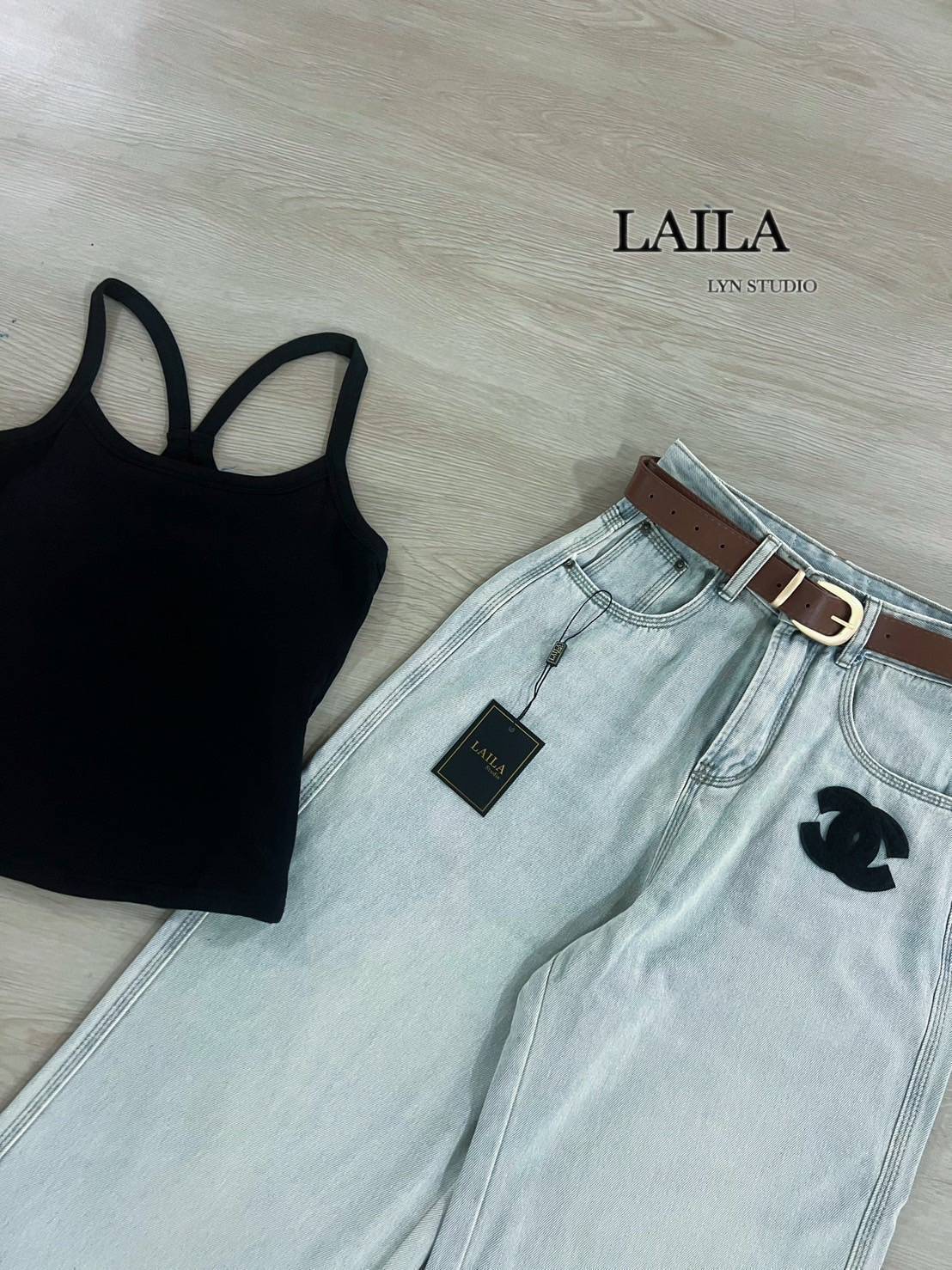 Tag: LAILA Detail: Set เสื้อ+กางเกง งานเสื้อทรงสายเดี่ยวแต่งเสริมทรงที่อกตามสไตล์สาวแซ่บ เสื้อทรงเข้ารูปเนื้อผ้ายืดหยุ่นได้นิดหน่อย มาพร้อมกางเกงยีนส์ขายาวงานทรงขากระบอก แต่งสียีนส์ฟอกพร้อเข็มขัดและอักษรแบรนหน้าขาสาวเวียดนามแซ่บๆดูดีแมชกันลงตัว #bylaila b