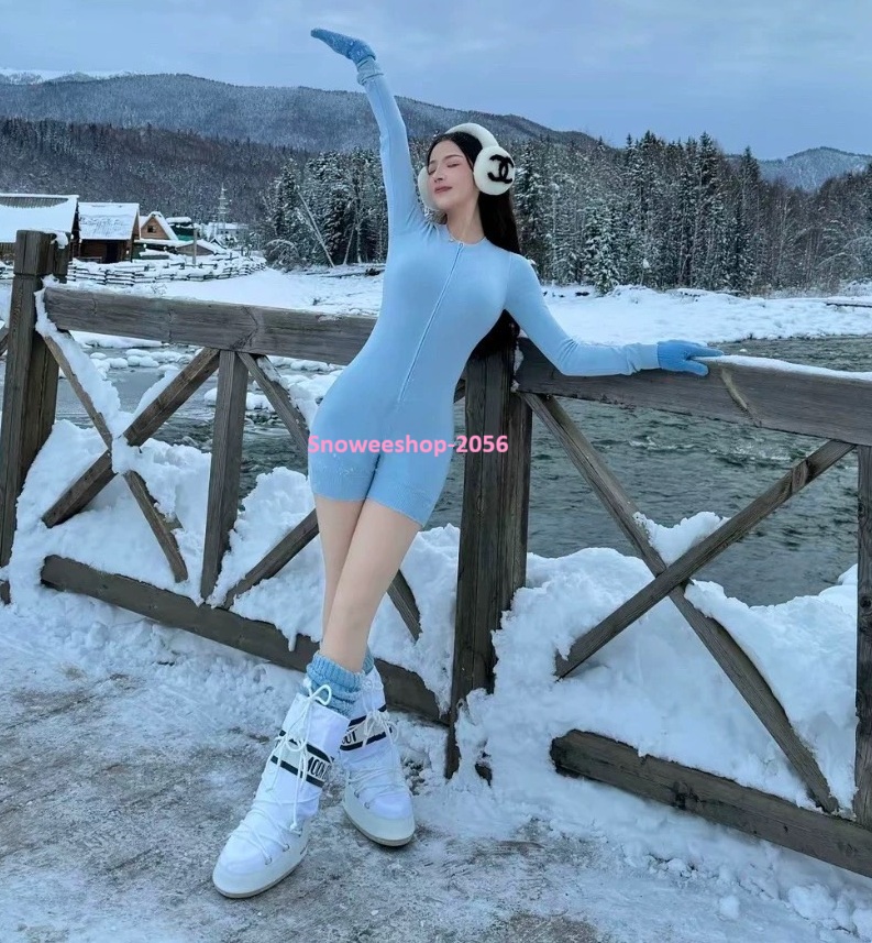 หนาวแค่ไหนก็ยังสวย บอดี้สูทไหมพรมแขนยาว รุ่นใหม่สีฟ้า ดีไซน์เข้ารูป เน้นหุ่นเป๊ะ ซิปหน้าใส่ง่าย แถมดูเก๋ ขาสั้นแต่เพิ่มความอุ่น ใส่ได้ทั้งเที่ยวเล่น & แฟชั่น ใส่ถ่ายรูปก็คือปังทุกช็อต!