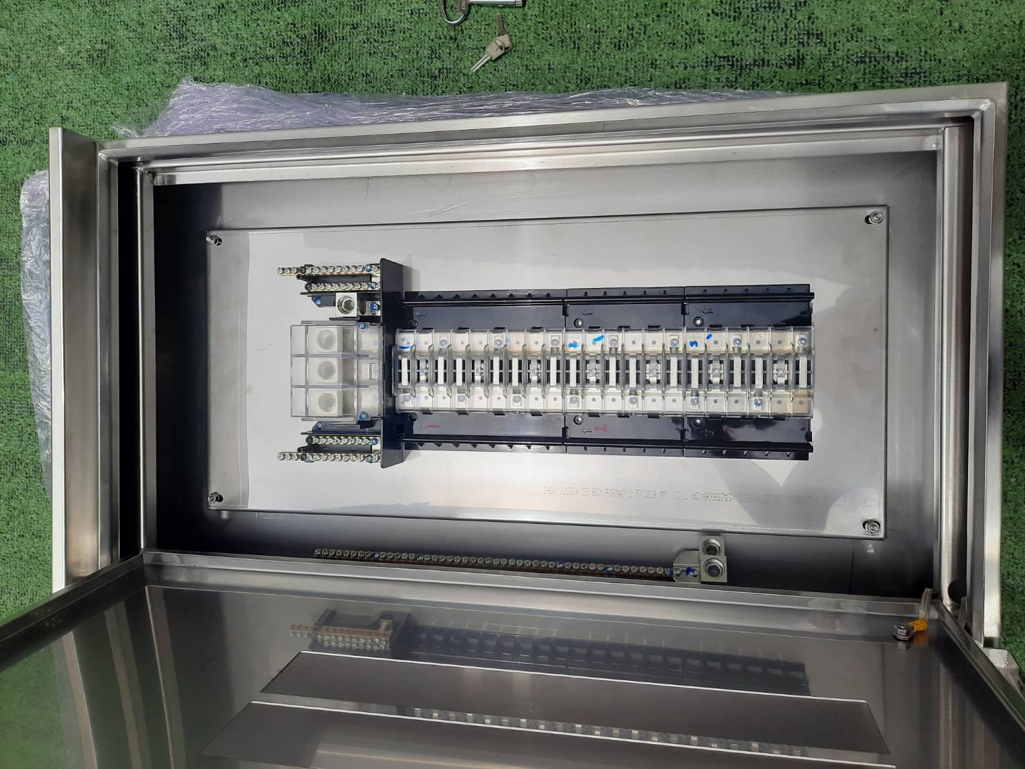 Main LUG 250A ตู้สแตนเลส 304 มีหลังคาสโลป W450xH800xD152mm. (42ช่อง)