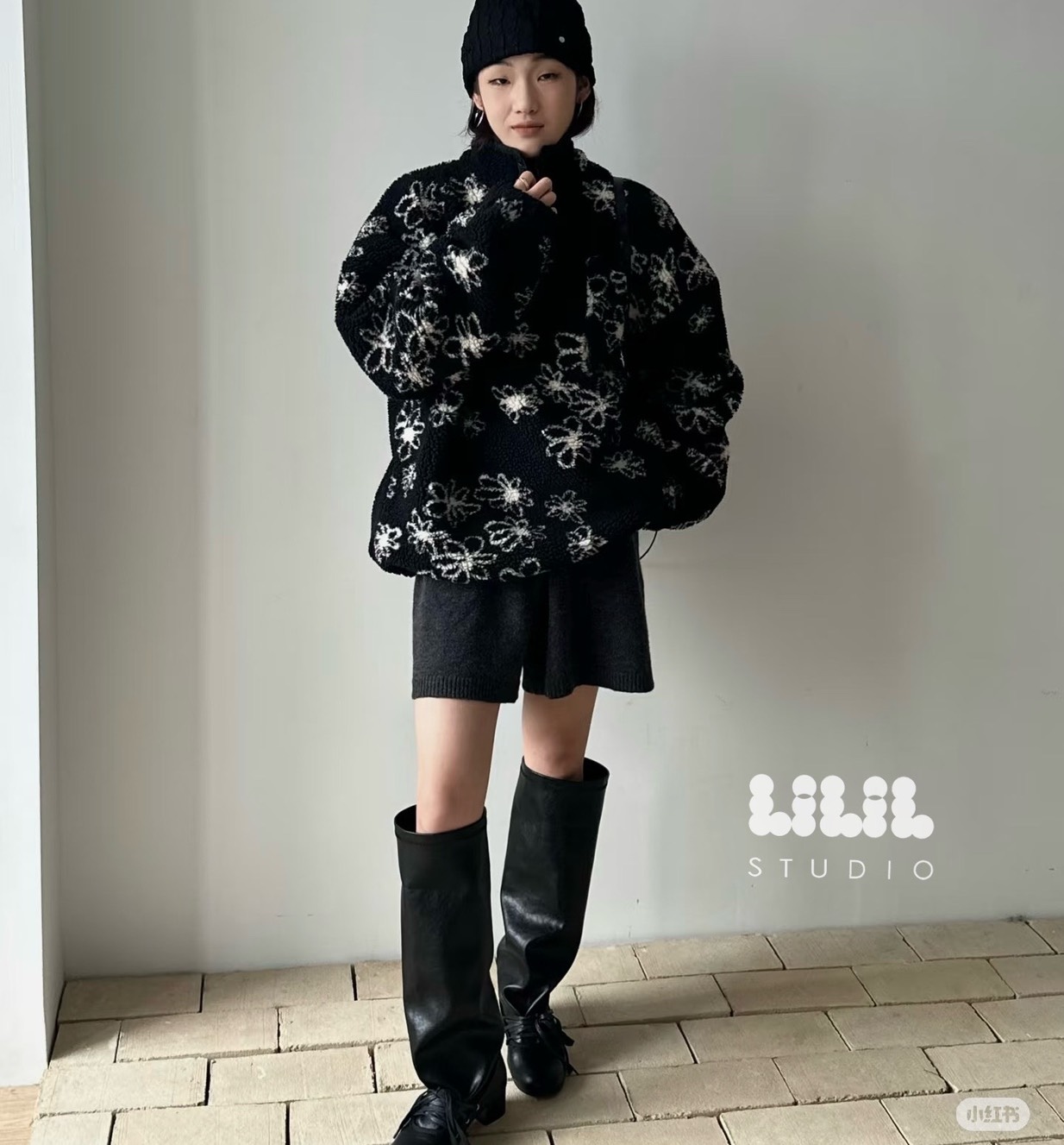 เสื้อกันหนาว งานเสื้อขนแกะลายดอกไม้ ลายโซคิ้วท์ ตัวเสื้อน้ำหนักเบา ความยาวคลุมสะโพก กระเป๋าข้างซิปหน้ารูดสุดถึงคอ เข้าใจนักเดินทางสุด