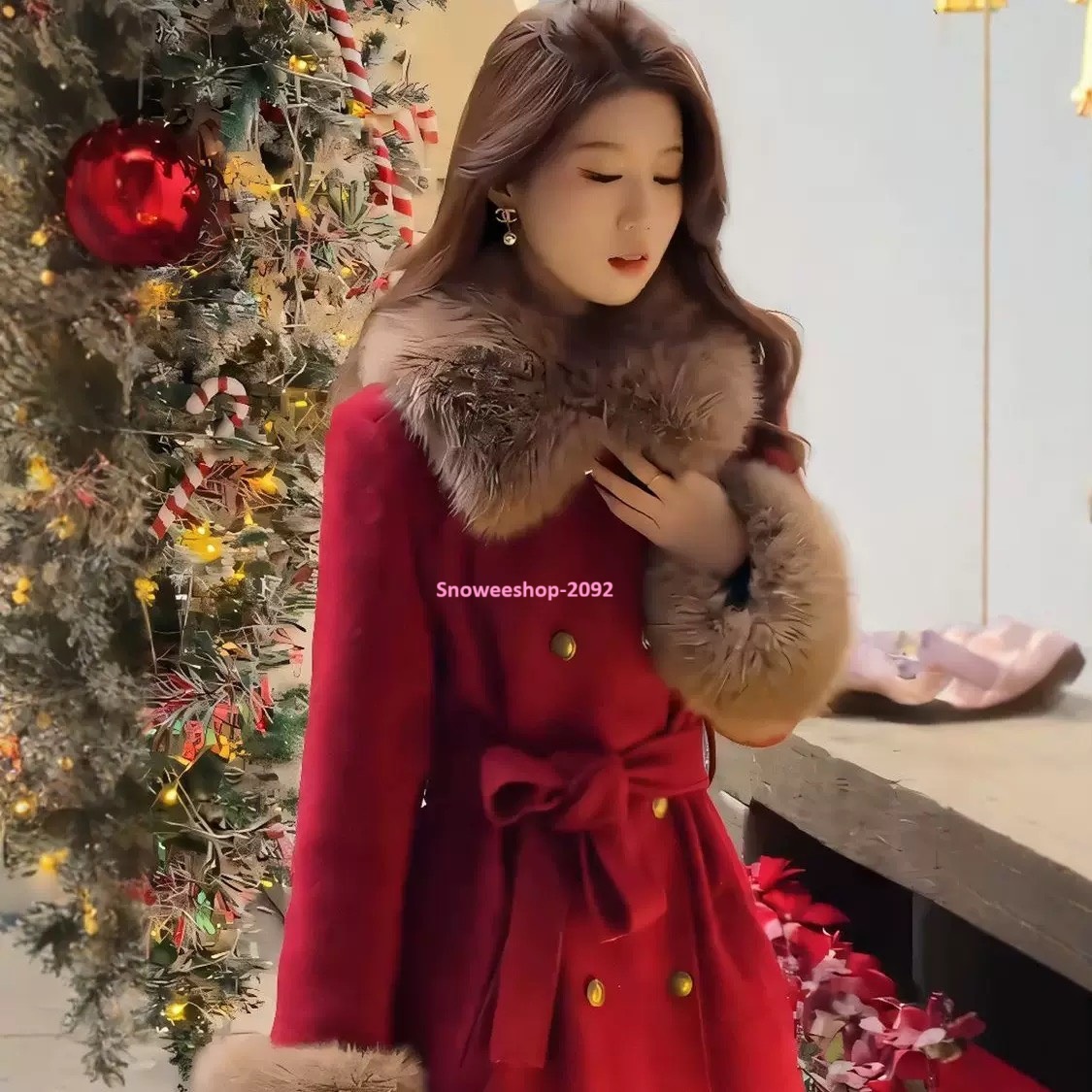 โค้ทตัวนี้คือ ตัวแม่ประจำฤดูหนาว เก็บลุคหรูได้แบบไม่ต้องพยายามเยอะ ปกขนเฟอร์ + ขนปลายแขนแบบฟูๆ แต่งลายสวย หรูมีคลาส ซับในหนา อบอุ่นมาก ใส่ติดลบได้จริง เดินในหิมะก็ยังสวยแบบมีประกาย