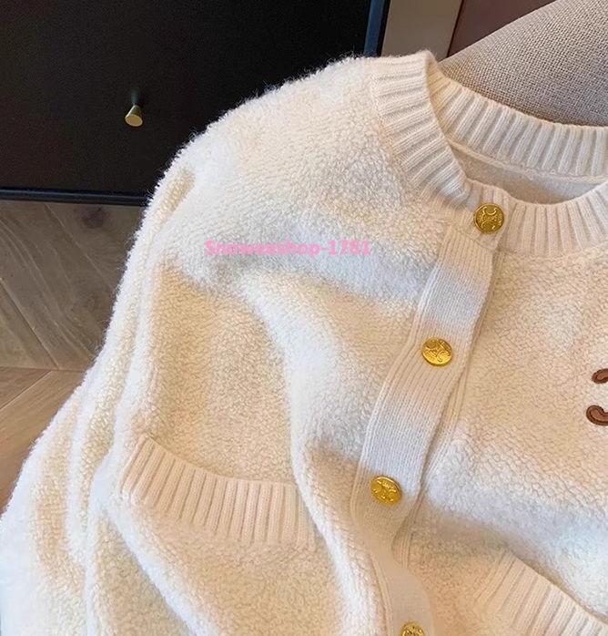 เสื้อไหมพรมคาร์ดิแกนงานเหมือนแบรนด์ดัง ผ้าทอหนาเกรดพรีเมี่ยมสีเบจ ใส่เป็นเสื้อคลุมสวมทับหรือใส่แบบตัวเดียวก็สวย ผ้านิ่มใส่สบายกันหนาวได้ ใส่ไปต่างประเทศหรือใส่ทำงานก็ดูดี