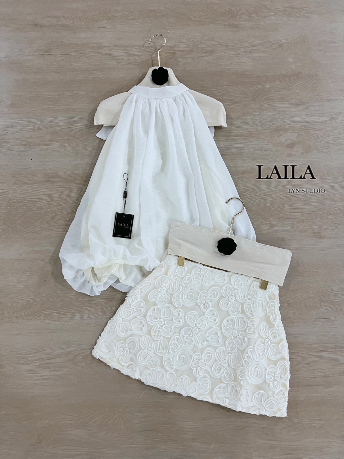 Detail: setเสื้อ+กระโปรง เสื้อแขนกุดทรงคอปีน งานผ้าชีฟองพองสวย ช่วงปลายเสื้อดีไซน์แต่งพองทรงบอลลูนรอบตัว เสื้อผ้าสวยสุดๆ มาพร้อมกระโปรงทรงสั้นทรงเข้ารูปสวย แต่งปักดอกไม้3Dทั้งลำตัว มาในโทนสีครีมซอฟๆ ลุคสวยแพงสไตล์สาวเวียดนามสุดๆ **งานแฟชั่นนำเข้าby laila*