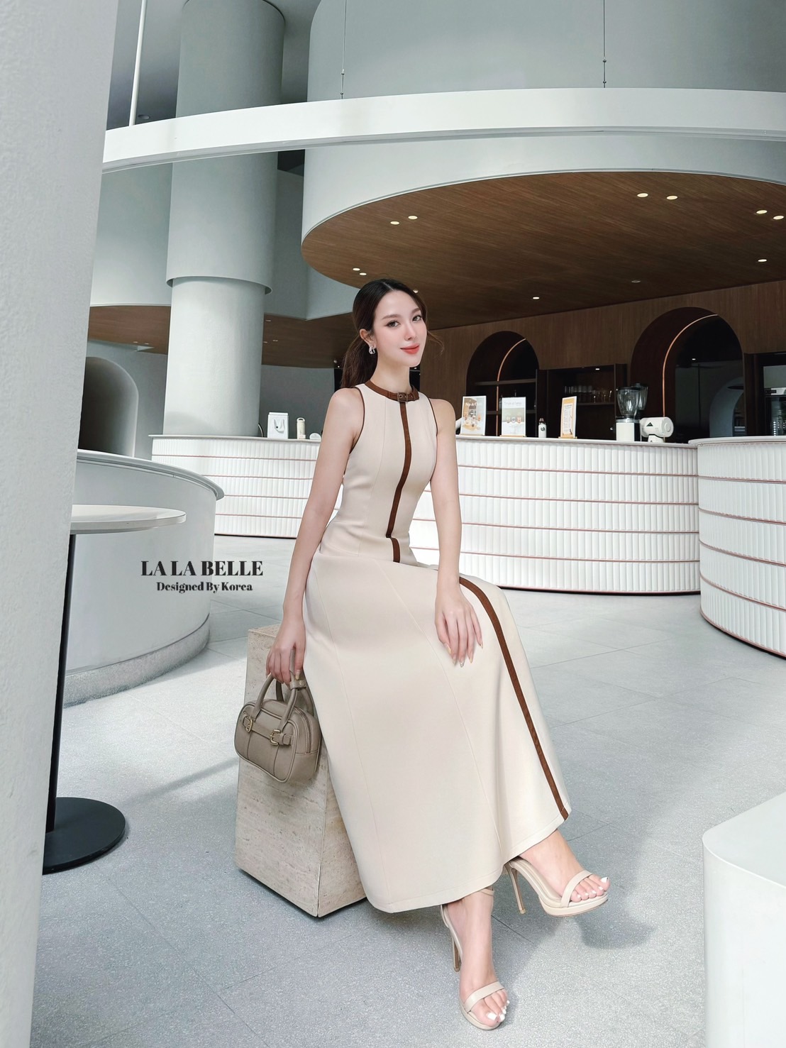 แม็กซี่เดรสผ้าสูทผ้าดีมีน้ำหนักมากทรงคอตั้งแชนกุดเข้ารูปเข้าทรงตีตะเข็บยาวทำให้เข้ารูปทำสีทูโทนครีมน้ำตาลมีดีเทลช่วงคอเป็นเข็มขัดและมีแถบสีน้ำตาลยาวผ้าดีมากมีซับในอัดกาวอย่างดี