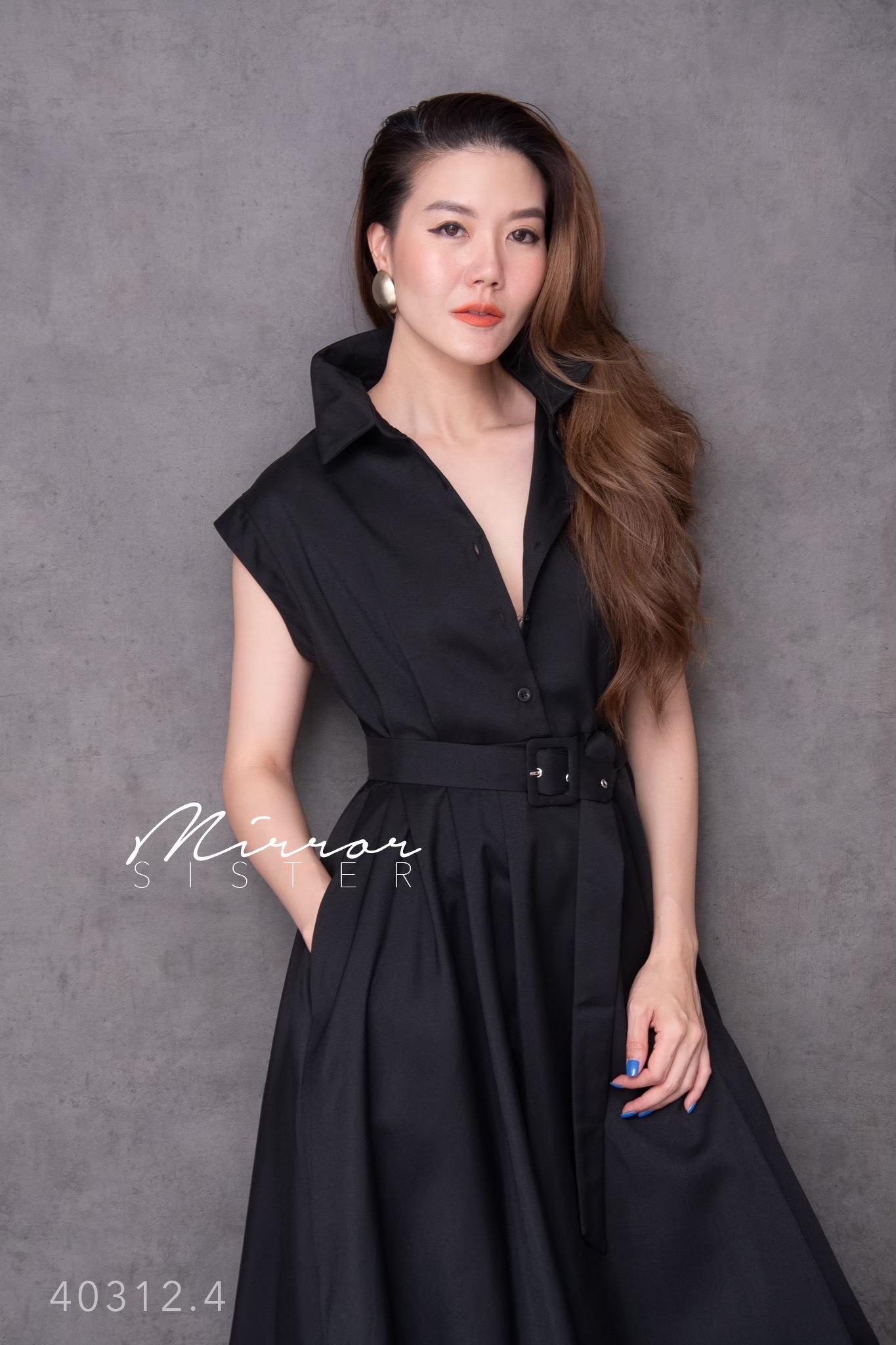 MiRRoRSiSTER's THeN DReSS•• เดรสคอปกทรงสวยมาก แพทเทรินช่วงบนเป็นเสื้อเชิ้ตแขนกุดล้ำทรงเรียบง่าย มีกระดุมผ่าหน้าเปิดปิดได้จนถึงช่วงเอว มาพร้อมสายเข็มขัดสีเดียวกันกับชุด ช่วงล่างเป็นกระโปรงบานทรงสวย ใช้ผ้าเยอะ! มีกระเป๋าล้วงได้2ข้างลำตัว ใครใส่ก็ดูดี ใ