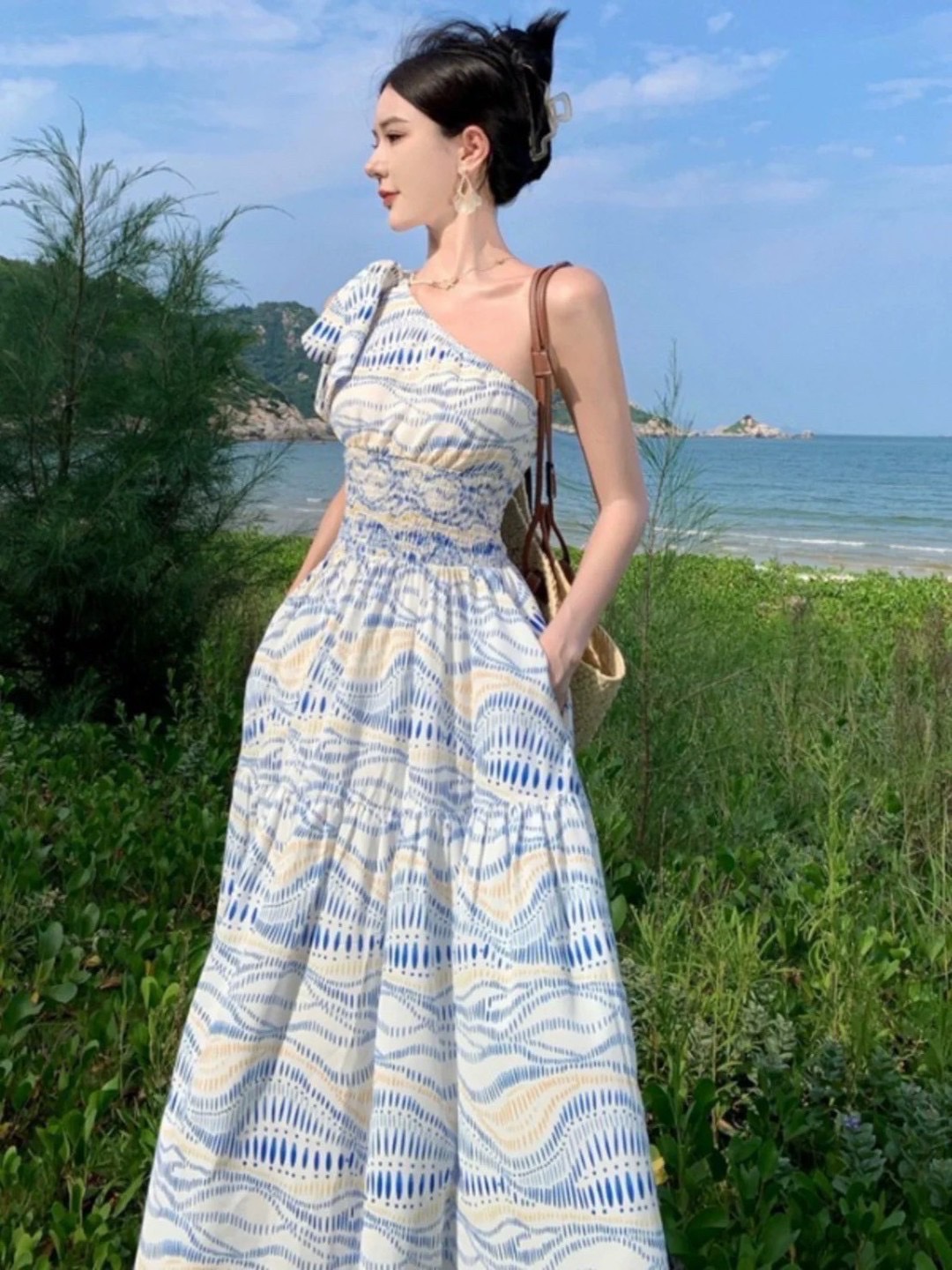 Maxi เดรสไหล่เดียว แต่งสายผูกโบว์ช่วงไหล่ ช่วงเอวเป็นสม๊อค เข้ารูปสวย ตัวกระโปรงแต่งระบายบานออก พริ้วๆ งานสวย เนื้อผ้าพิมพ์ลายโดดเด่น มีชับใน ซัมเมอร์นี้ห้ามพลาด