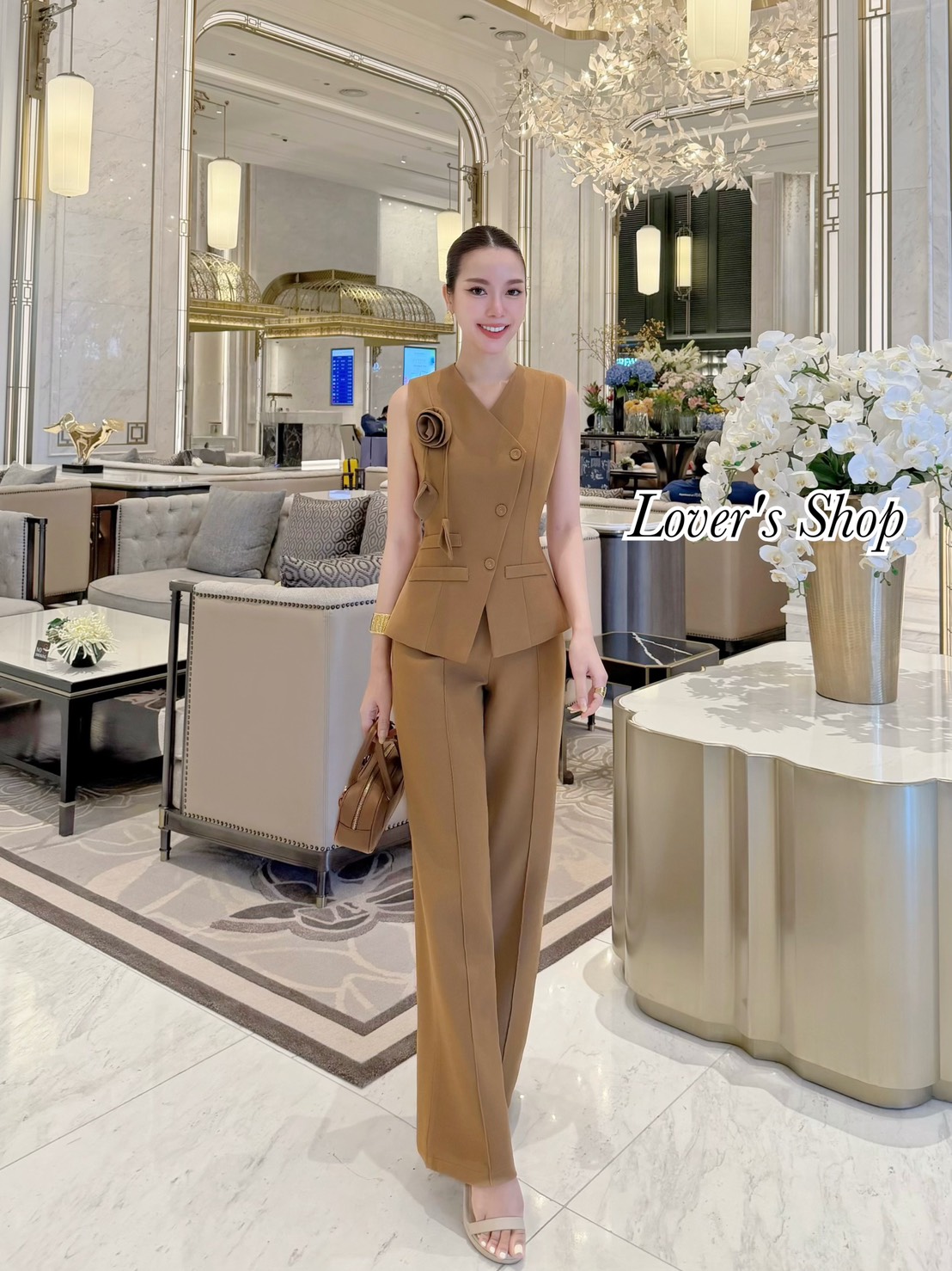 Set.3ชิ้น เสื้อ+กางเกง+เข็มกลัดดอกไม้(ถอดได้ค่ะ) ดีเทลเสื้อทรงแขนกุดปิดหัวไหล่ เข้ารูป กระดุมหน้า งานมีซับในอย่างดีค่ะ กระเป๋าตัวเสื้อเป็นงานตกแต่งใช้งานไม่ได้นะคะ แม็ทกับกางเกงเอวสูง ทรงขากระบอกกลาง ขาตรง