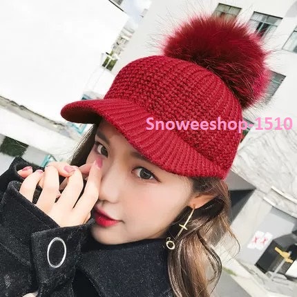 หมวกไหมพรมรุ่นใส่คู่แม่ลูก หรือใส่เดี่ยวสวยๆ แต่งขนพู่ใหญ่กลางหมวกสไตล์เกาหลี ปรับขนาดได้มาพร้อม 7 เฉดสี มีขนาดของเด็กและผู้ใหญ่