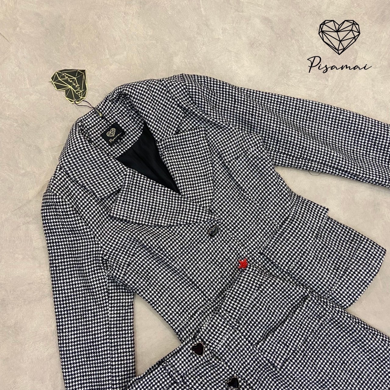 เซ็ตเสื้อสูทเบเซอร์ลายสก็อตขาวดำผ้าทวิตเนื้อดี บุลายเสือช่วงแขน มาคู่กับกระโปรงสอบตัวสั้น สวย หรู ดูแพงมาก ใส่vacayถ่ายรูปกับแก๊งค์เพื่อนๆไม่มีผิดหวังเลยค่า ห้ามพลาดเลยน้าตัวนี้
