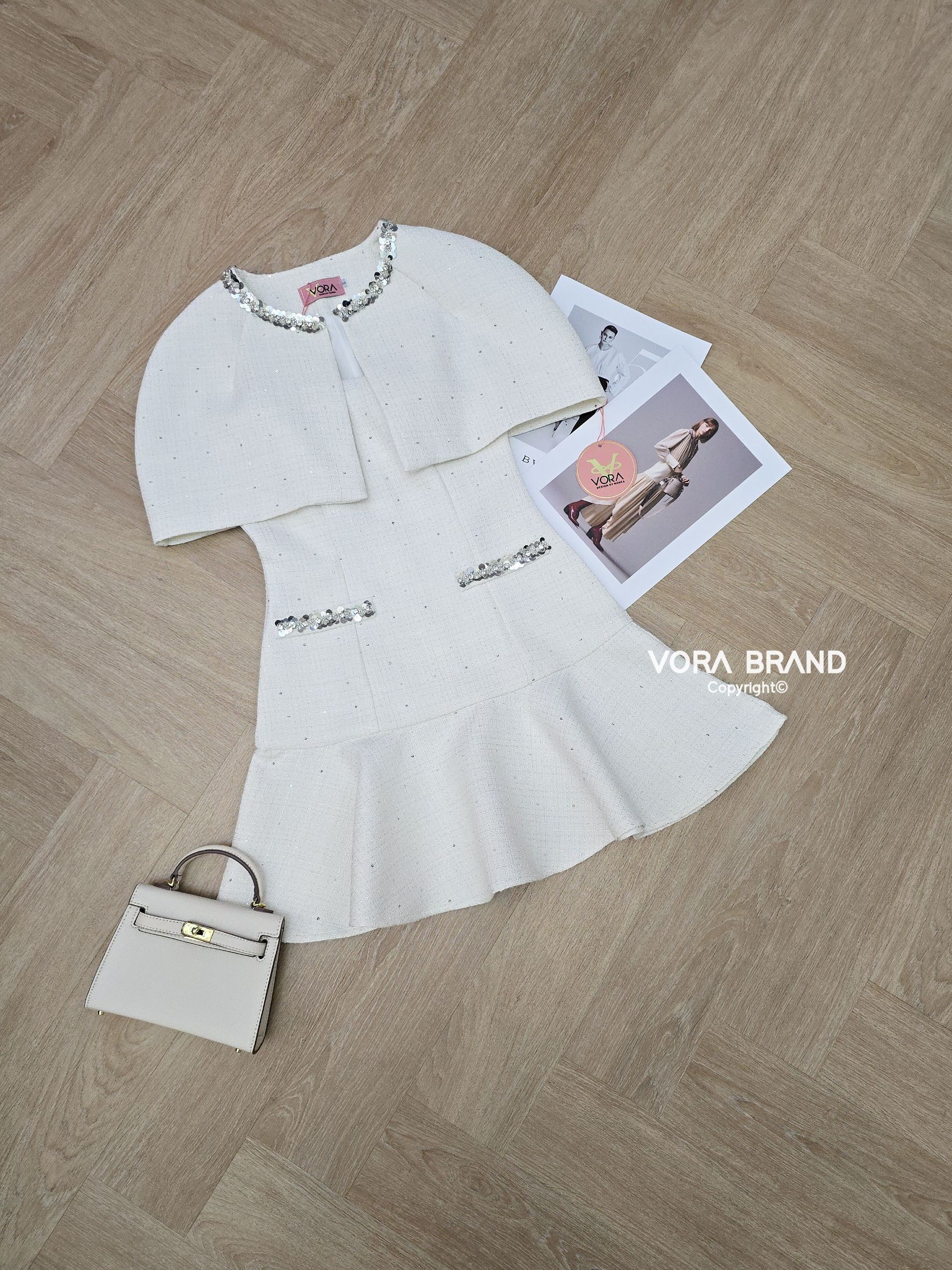 Dress สายเดี่ยวตัวสั้น เอวเข้ารูป แต่งขอบกระเป๋าปักเลื่อมช่วงเอว ชายกระโปรงแต่งสวิงบาน แมทช์กับผ้าคลุมไหล่เข้าชุดแต่งขอบเลื่อม เนื้อผ้าทวิตเนื้อดี แต่งปักเลื่อมวิ้ง ผ้าสวยเป็นทรง มีซับในทั้งชุดค่ะ ต้องมีติดตู้นะค่ะ... ใส่ออกมาแล้วเป๊ะเว่อร์ แพทเทรินเนี๊ยบ