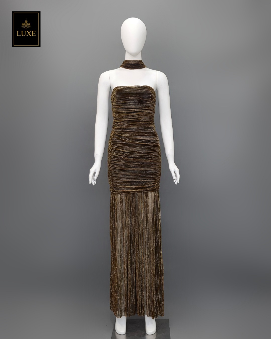 Label : LUXE ☑️เดรสเสื้อเกาะอกทรงเข้ารูป กระโปรงต่อชายระบาย ผ่าหน้า มาพร้อมผ้า mmคลุมไหล่ ปรับเป็นผ้าพันคอได้ ☑️ทำจากผ้าราเม่อัดพลีท ผสมดิ้นเมทัลลิก เล่นแสงวิบวับ ผ้านุ่ม ยืดหยุ่น ☑️มีซิปซ่อนและซับในอย่างดี