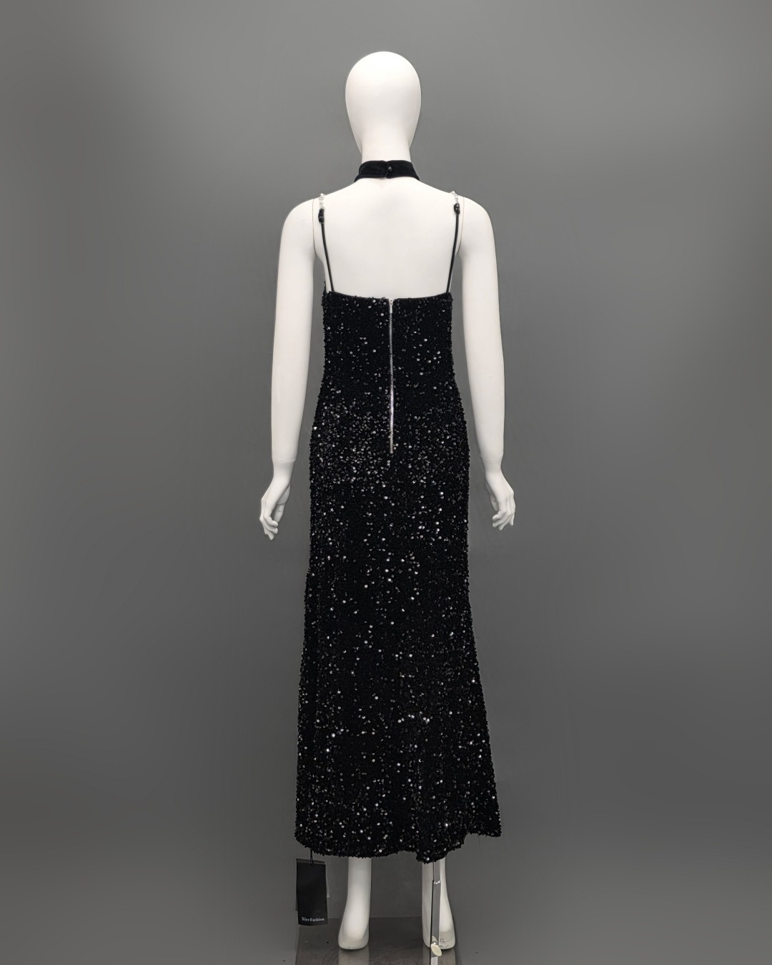 เดรสเสื้อสายเดี่ยว กระโปรงยาวทางเอ ☑️ชุดทำจากผ้ายืดปักเลื่อม ยืดหยุ่น สายทำจากโซ่ประดับมุก ☑️มีซิปซ่อนและซับในอย่างดี