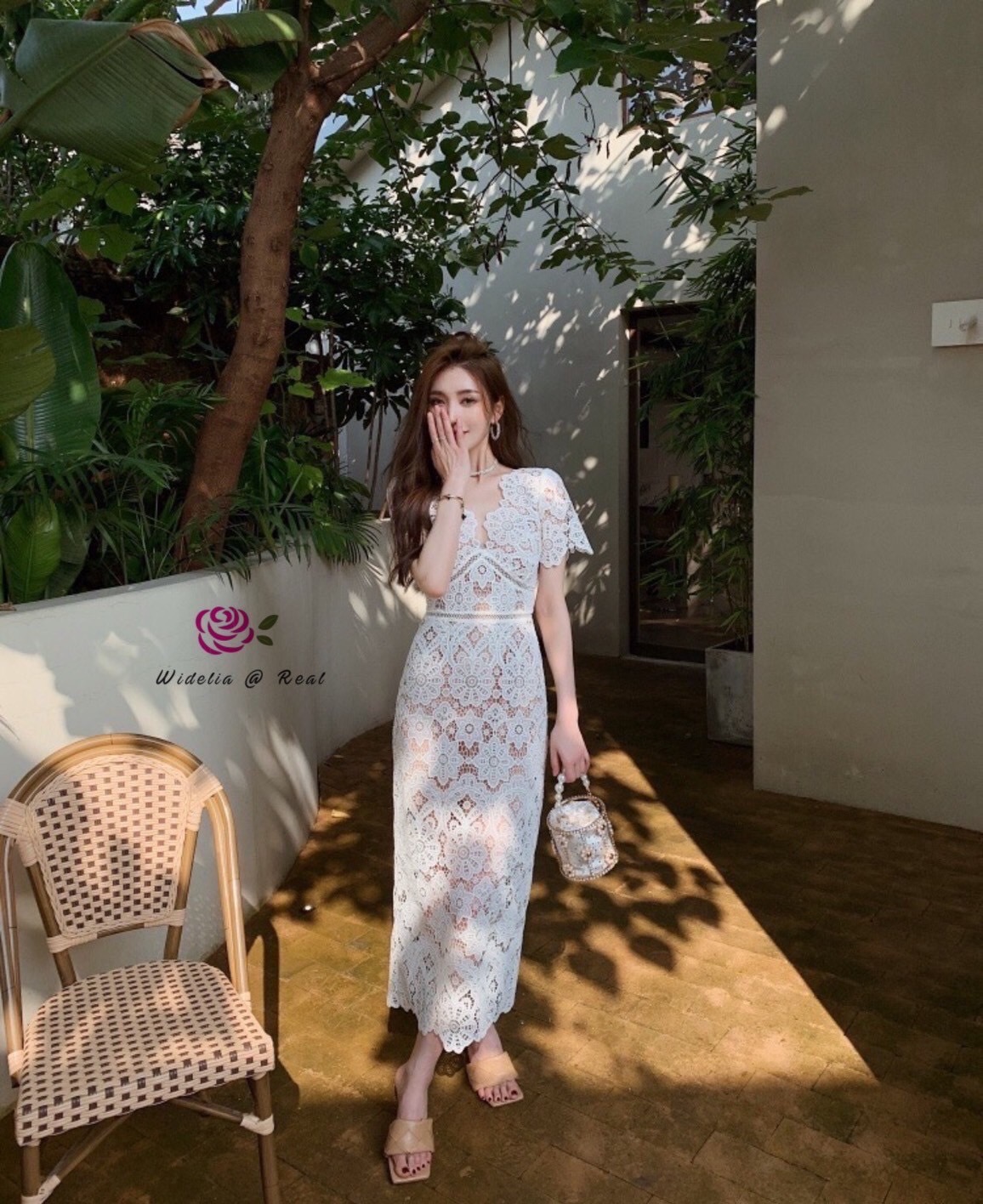 Dress เดรสลูกไม้สีดำแขนสั้นแสนสวย รุ่นนี้น่ารักมาก เนื้อผ้าอย่างดี มาในโทนสีดำซับในน้ำตาล งานทรงสวยเป๊ะ คัตติ้งเนี๊ยบ ลวดลายของลูกไม้ดูดีดูแพง ใส่ออกเดรสออกงานได้สบาย รับรองใส่ออกมาไม่ผิดหวังการันตีให้เลย บอกเลยห้ามพลาดเด็ดขาดงานดีงานสวยจริงต้อง Widelia @