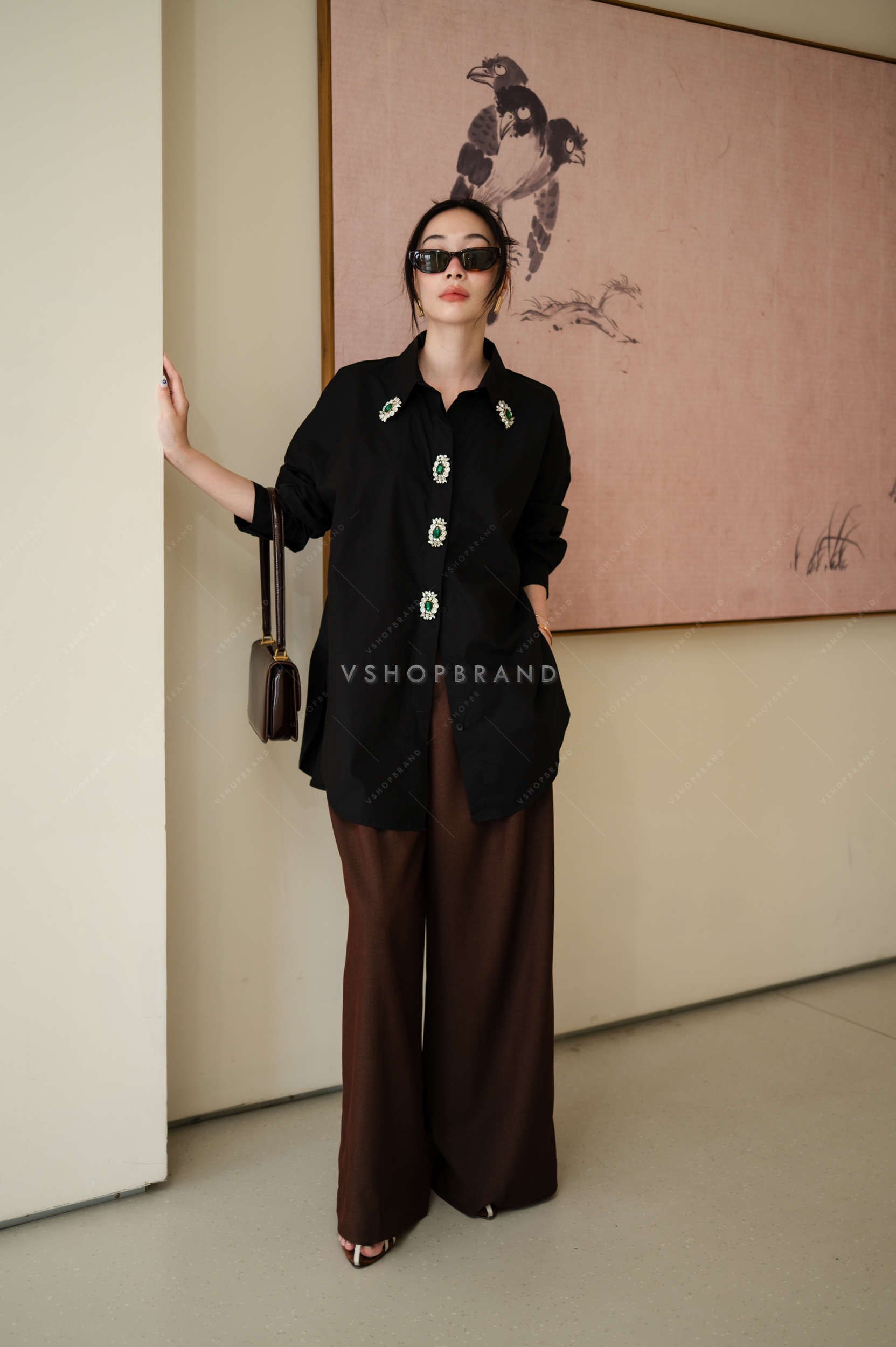 เชิ้ตแขนยาวผ้าพื้นแต่งติดเพชรอัญมณี