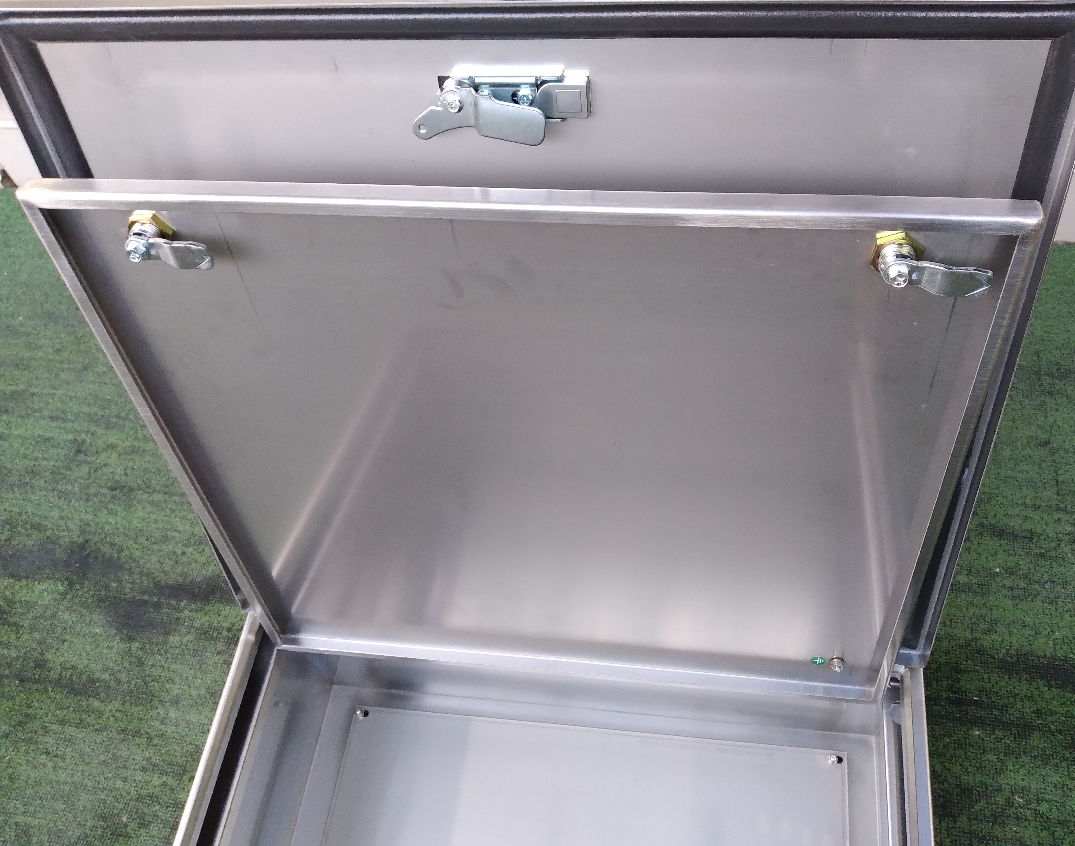 ตู้สแตนเลส 304 ฝาสองชั้น ทึบ กันน้ำ W606xH680xD300mm. Thk 1.5mm.