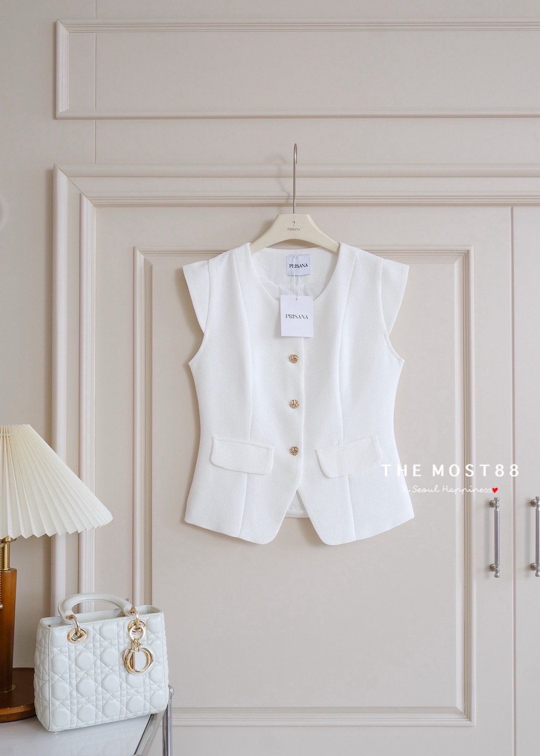 เสื้อดีเทลไหล่ล้ำแบบดูหรูดูดี งานผ้าทวีตเกรดแพง ใส่ไม่คันระคายผิว ตัดเย็บซับในแบบเดียวกับงานเบลเซอร์เกรดห้าง ดีเทลแต่งกระดุมโลหะสีทองสวยติดแกรม โอ้โหพลาดไม่ได้คร่าา