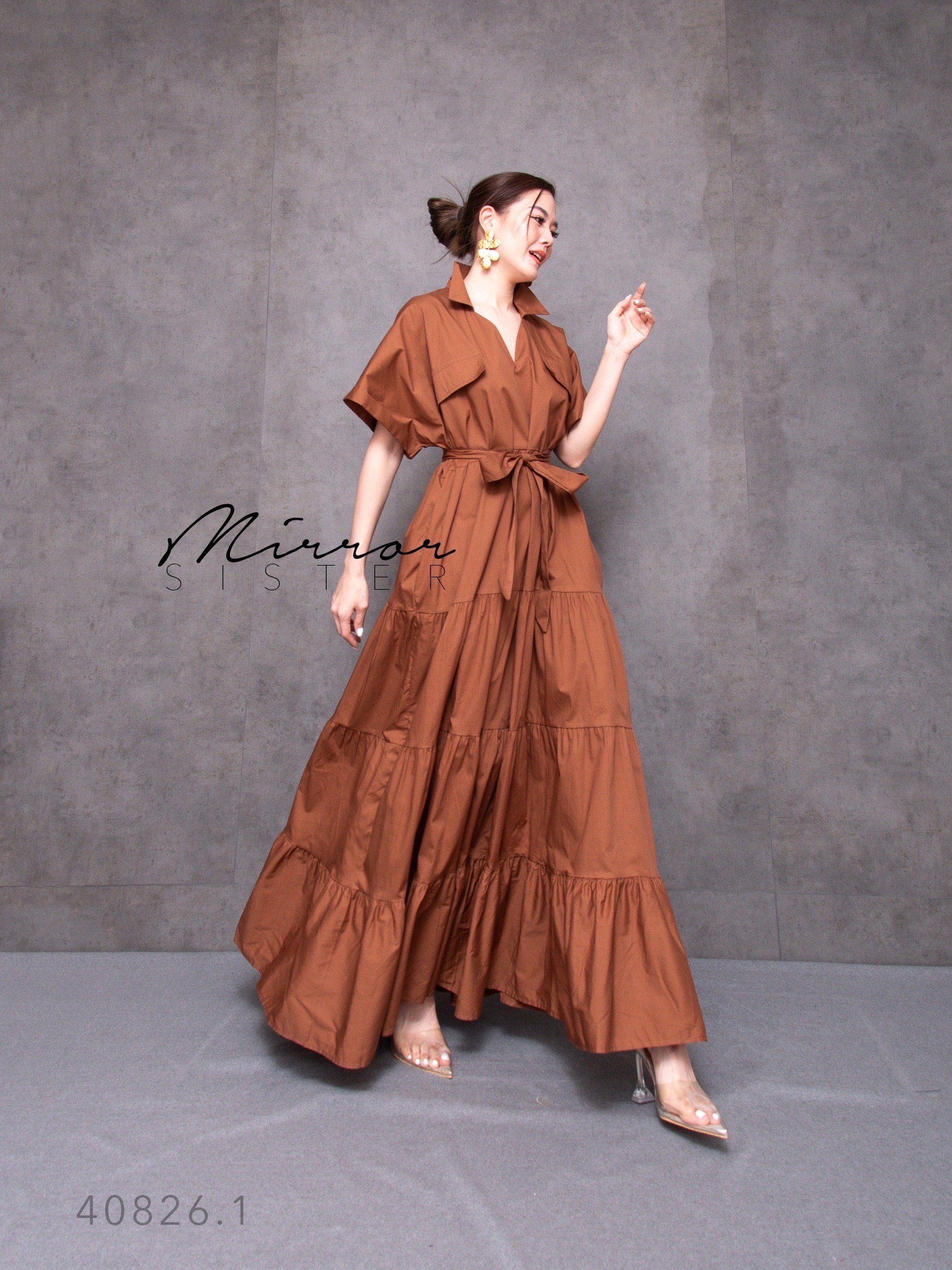 MiRRoRSiSTER's KANNi MaXiDReSS•• แมกซี่เดรสเชิ้ตสวยสะพรึง..!! ช่วงบนเป็นเชิ้ตทรงโคร่งคอวีแขนสั้น แต่งกระเป๋าคู่มีฝาปิด2ข้างช่วงอก ช่วงล่างเป็นกระโปรงต่อผ้าทรงบานย้วย มีเชือกให้ผูกเอวเพื่อความเข้ารูปตามไซส์ที่ต้องการ เนื้อผ้าpremium ใครใส่ก็สวย โดดเด่