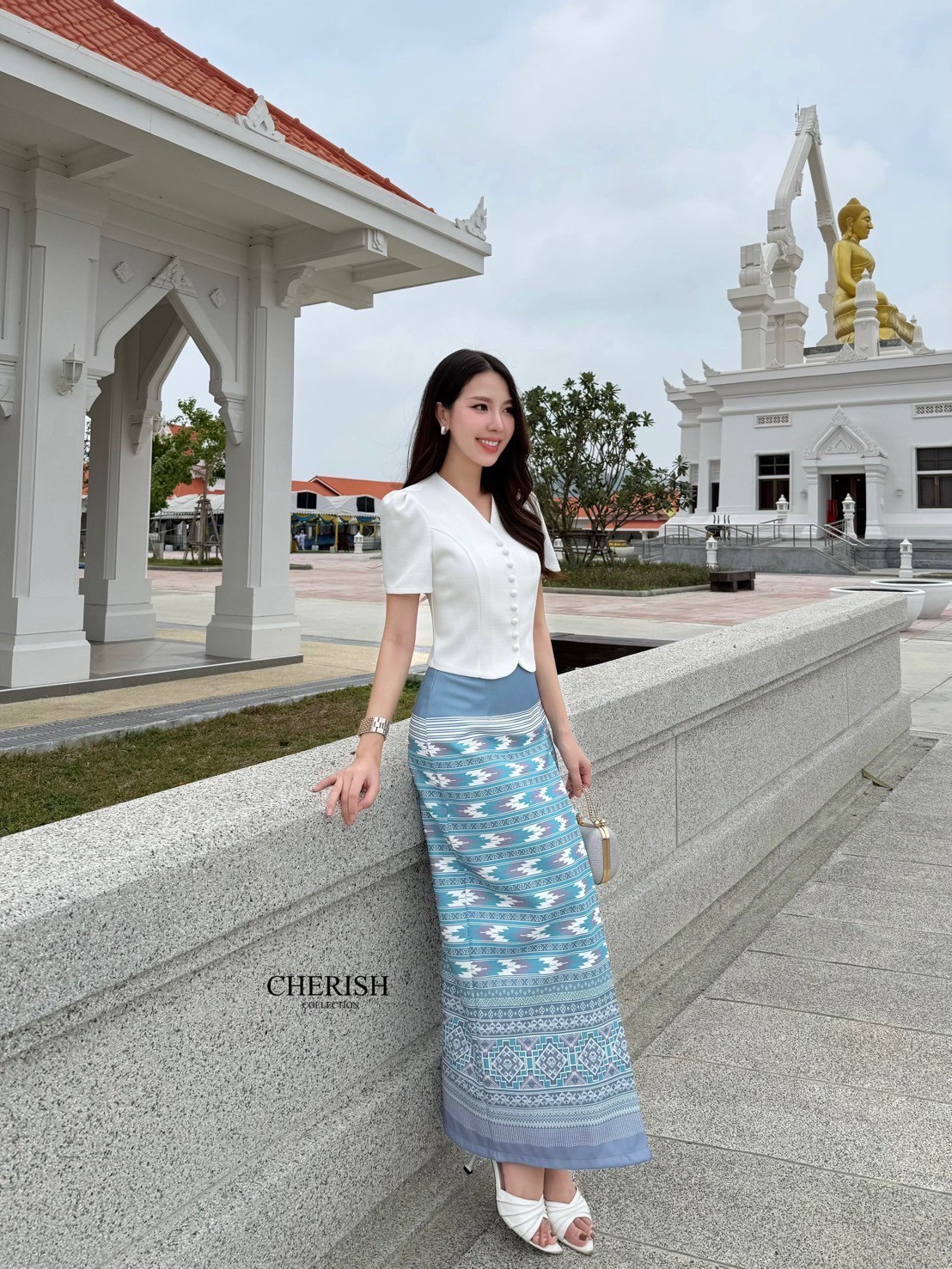 เซ็ท 3 ชิ้น ชุดไทย ชุดงานบุญ สีใหม่ไม่ซ้ำใครแน่นอน ตัวเสื้อคอวีตกแต่งกระดุม ส่วนตัวผ้าถุงเป็นผ้าถุงสำเร็จรูปตกแต่งลายไทยจับจีบหน้าผ่าหลัง ลายใหม่ของร้านซึ่งเก๋ละโดดเด่นมากๆ แถมเข็มขัดมุก