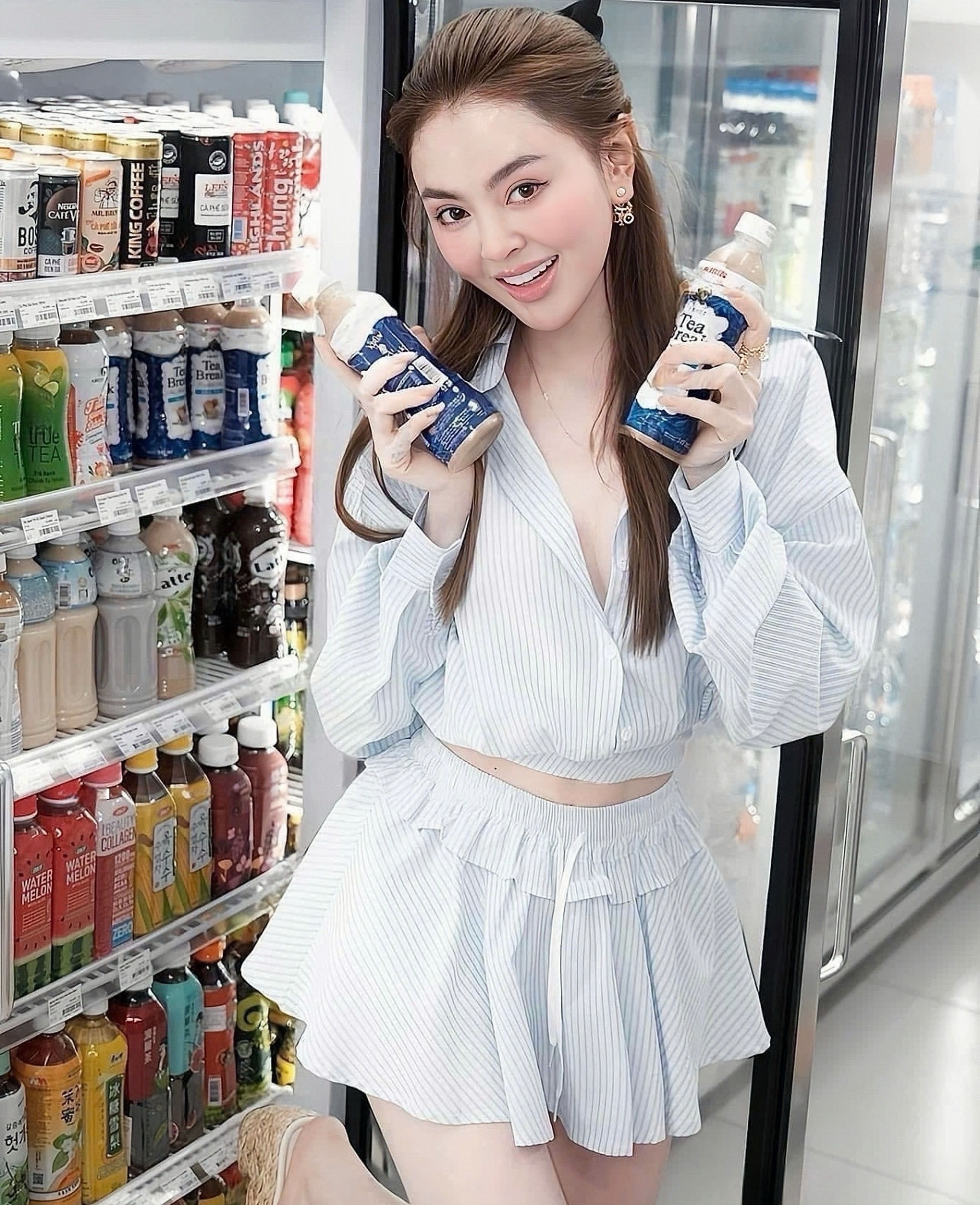 เซตเสื้อเชิ้ตทรงครอปแขนยาว ช่วงเอวเข้ารูป เนื้อผ้าเป็นลายริ้วสีฟ้า + กระโปรงสั้นจั้มเอว ช่วงขอบเอวระบายสั้นๆ 1 ชั้น ด้านในเป็นกางเกงโดยใช้ผ้าเดียวกับตัวนอก โซคิ้วท์มาก