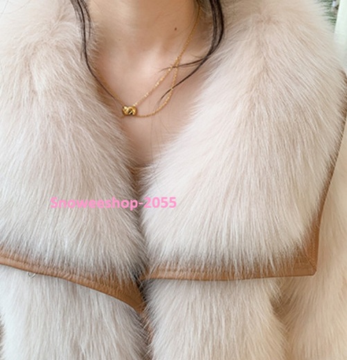 สวยหรู ดูแพงทุกลุค เสื้อโค้ทขนเฟอร์แต่งขอบหนัง ไฮเอนสุดปัง อุ่นหนา แต่ใส่แล้วเบาสบาย ขนนุ่มฟู ดีไซน์โอเวอร์ไซ หรูหราแบบคุณหนู ใส่แล้วถ่ายรูปสวยทุกมุม มี 2 สีสุดคลาสสิค ควรมีติดตู้