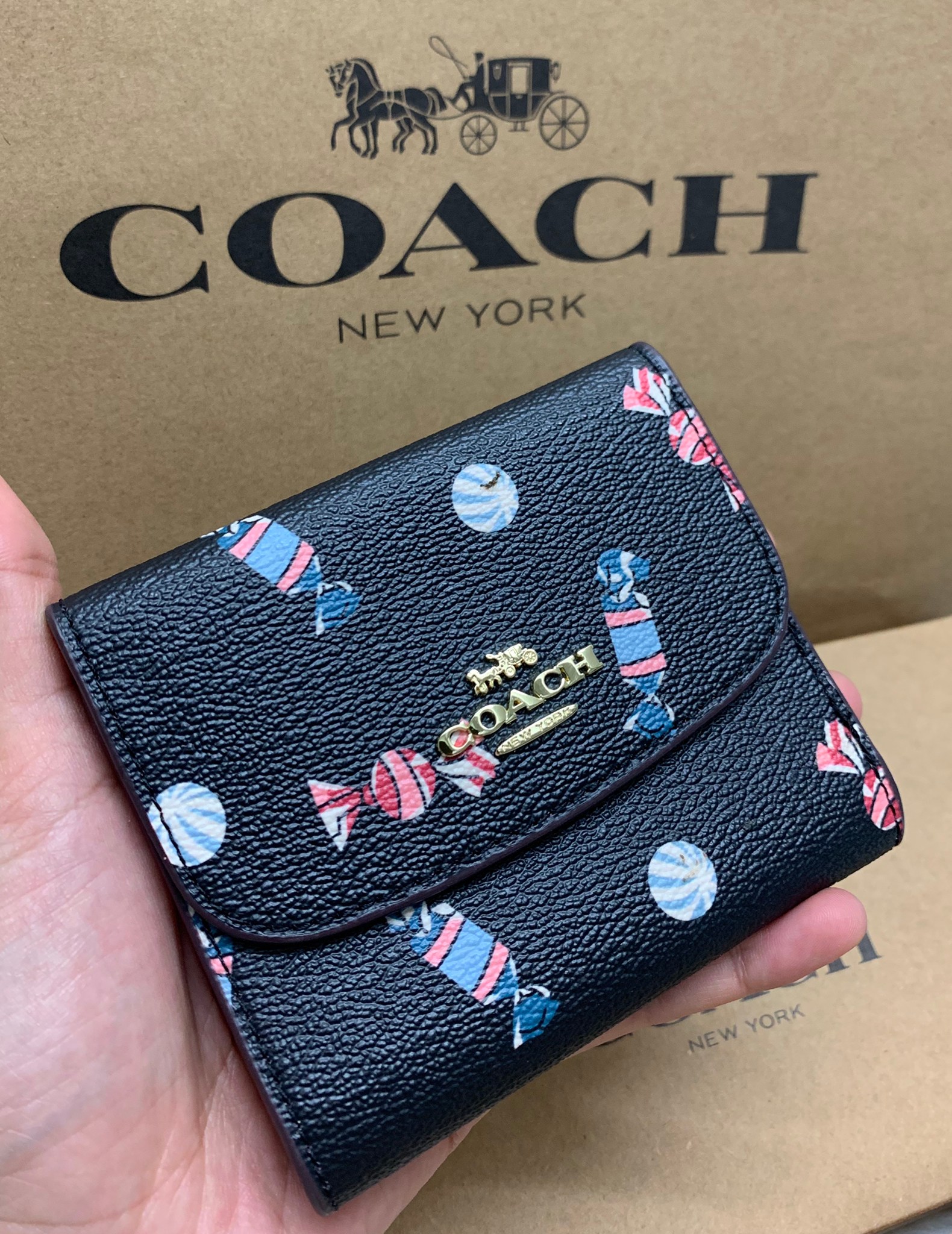 กระเป๋าสตางค์ใบสั้นเก๋ๆ น่ารักแบรนด์เนมโค้ชสีดำลายลูกกวาด COACH SMALL WALLET CANDY PRINT ((73479))