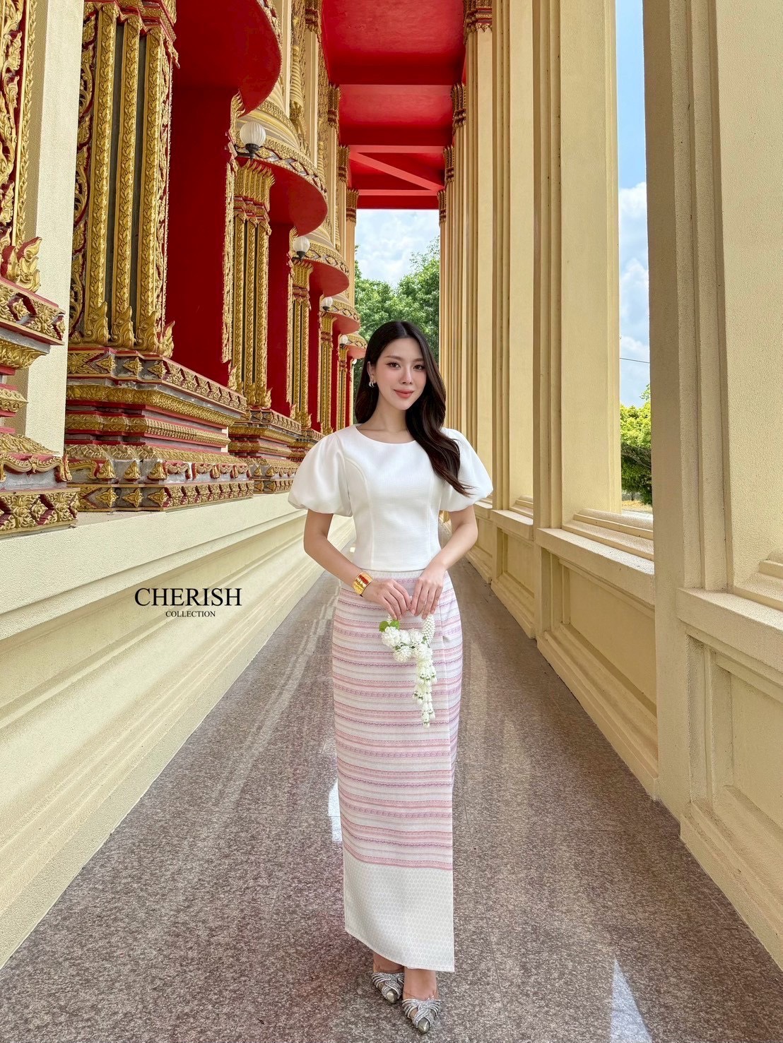 ชุดไทยที่เรียบหรูดูแพง ด้วยชุดนี้ ตัวเสื้อคอกลม แขนตุ๊กตาตัวผ้าถุงเอวสูงลายทางขวางสีชมพูม่วงสลับกันอย่างสวยงามซิบหลัง กระโปรงผ่าหลังไม่เกินงาม เดินสะดวกพร้อมซับในครึ่งตัว แถมเข็มขัดมุก ชุดงามอย่างไทยใจดี ต้องมีนะคะ🌸