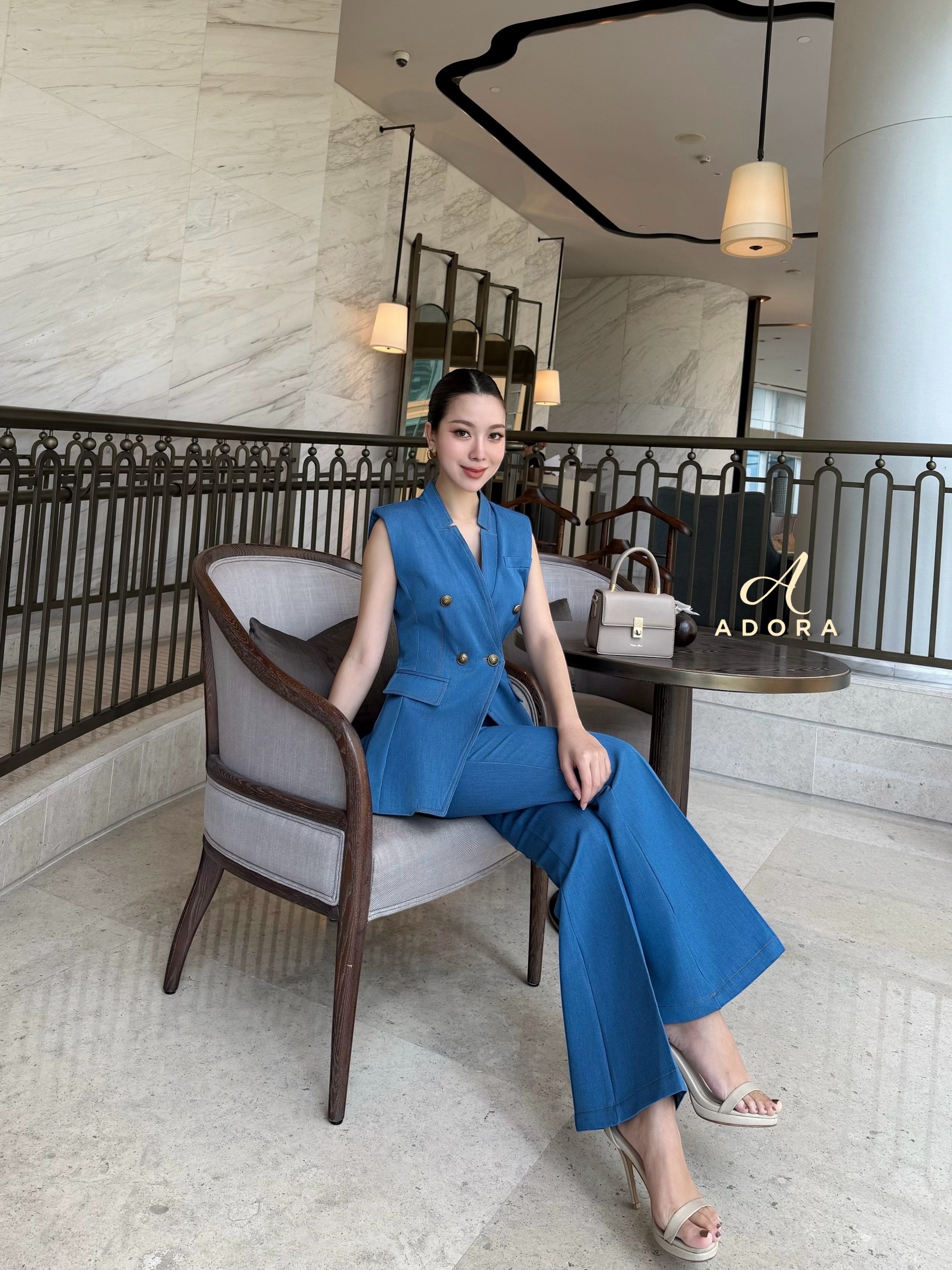 เซ็ทสุดคุ้ม ดีไซน์สุดหรูหรา เสื้อดีไซน์คอวีแขนกุด งานกระดุมหน้า เนื้อผ้าโพลีเอสเตอร์ แต่งกระเป๋าหน้า ใช้อะไหล่กระดุมงานพรีเมี่ยม + กางเกงเอวสูง เข้าเซ็ท ใส่แล้วเก็บทรง ดูหุ่นดีมากๆเลยค่ะ เนื้อผ้าเกรดพรีเมี่ยมทั้งตัว เนื้อผ้ามีคุณภาพ