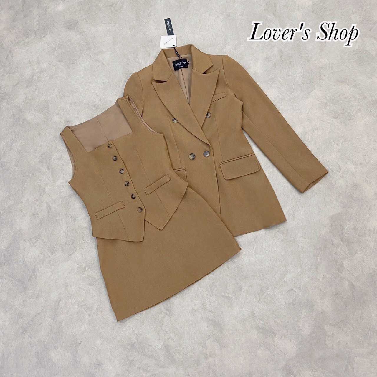 Brand : LV. Detail : Set 3ชิ้น เสื้อสูท+เสื้อกั๊ก+กระโปรง ลุคคเรียบหรูดูผู้ดี มีความเป็นCEOสาวท่านหนึ่ง ดีเทลเสื้อกั๊กทรงกระดุมหนา มาพร้อมเสื้อสูทยาว แม็ทกับกระโปรงเอวสูงซิบหลัง งานมีซับในอย่างดีทั้ง3ชิ้นนะคะ ใช้ผ้าสูทอัดกาว ผ้ามีความหนากำลังดี อยู่ทรงสวย