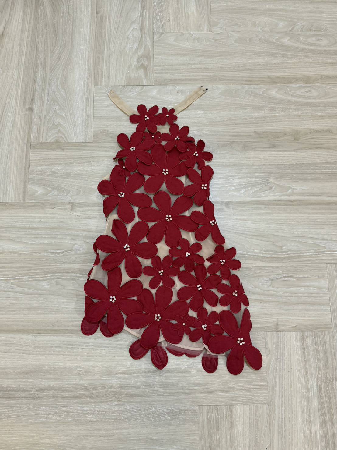 เดรสสั้นดีไซน์สุดโดดเด่นด้วยลายดอกไม้สามมิติทั้งตัว แต่งดอกไม้นูนขนาดเล็ก-ใหญ่ไล่ระดับจากช่วงคอลงมาถึงชายกระโปรง เพิ่มลูกเล่นด้วยการฝังคริสตัลเล็กกลางดอกช่วยสะท้อนแสงอย่างหรูหรา ดีไซน์ชายเดรสเฉียงดูชิคเปรี้ยวมาก ให้ลุคหวานปนเซ็กซี่อย่างลงตัว เ