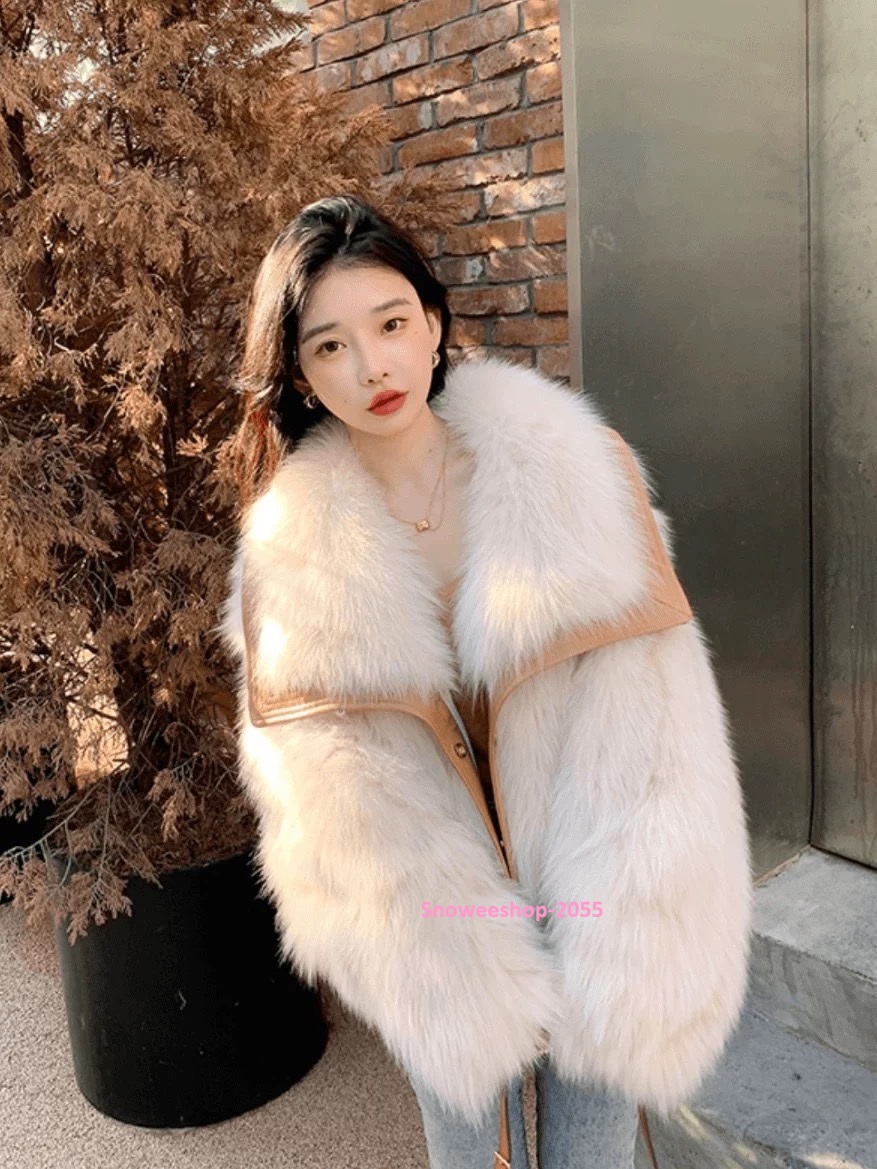 สวยหรู ดูแพงทุกลุค เสื้อโค้ทขนเฟอร์แต่งขอบหนัง ไฮเอนสุดปัง อุ่นหนา แต่ใส่แล้วเบาสบาย ขนนุ่มฟู ดีไซน์โอเวอร์ไซ หรูหราแบบคุณหนู ใส่แล้วถ่ายรูปสวยทุกมุม มี 2 สีสุดคลาสสิค ควรมีติดตู้