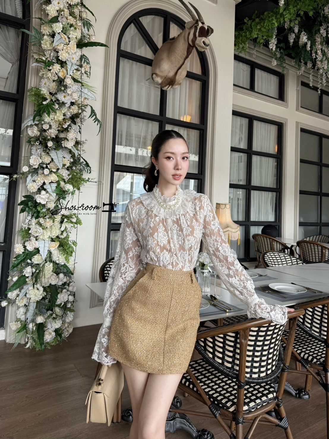 เซ็ตเสื้อลูกไม้ดีไซน์สวยซับสีน้ำตาล มาพร้อมสร้อยมุก1เส้น กระโปรงทรงสวยซับในเป็นกางเกง ใช้ผ้าอย่างดีในการตัดเย็บ บุซับ อัดกาวทรงเริ่ด คอมพลีทลุคครบจบในชุดเดียว #showroombrand #งานป้ายshowroom #งานป้ายคุณภาพดี #งานแฟชั่น #เสื้อผ้างานป้าย #เสื้อผ้าผู้หญิง #c