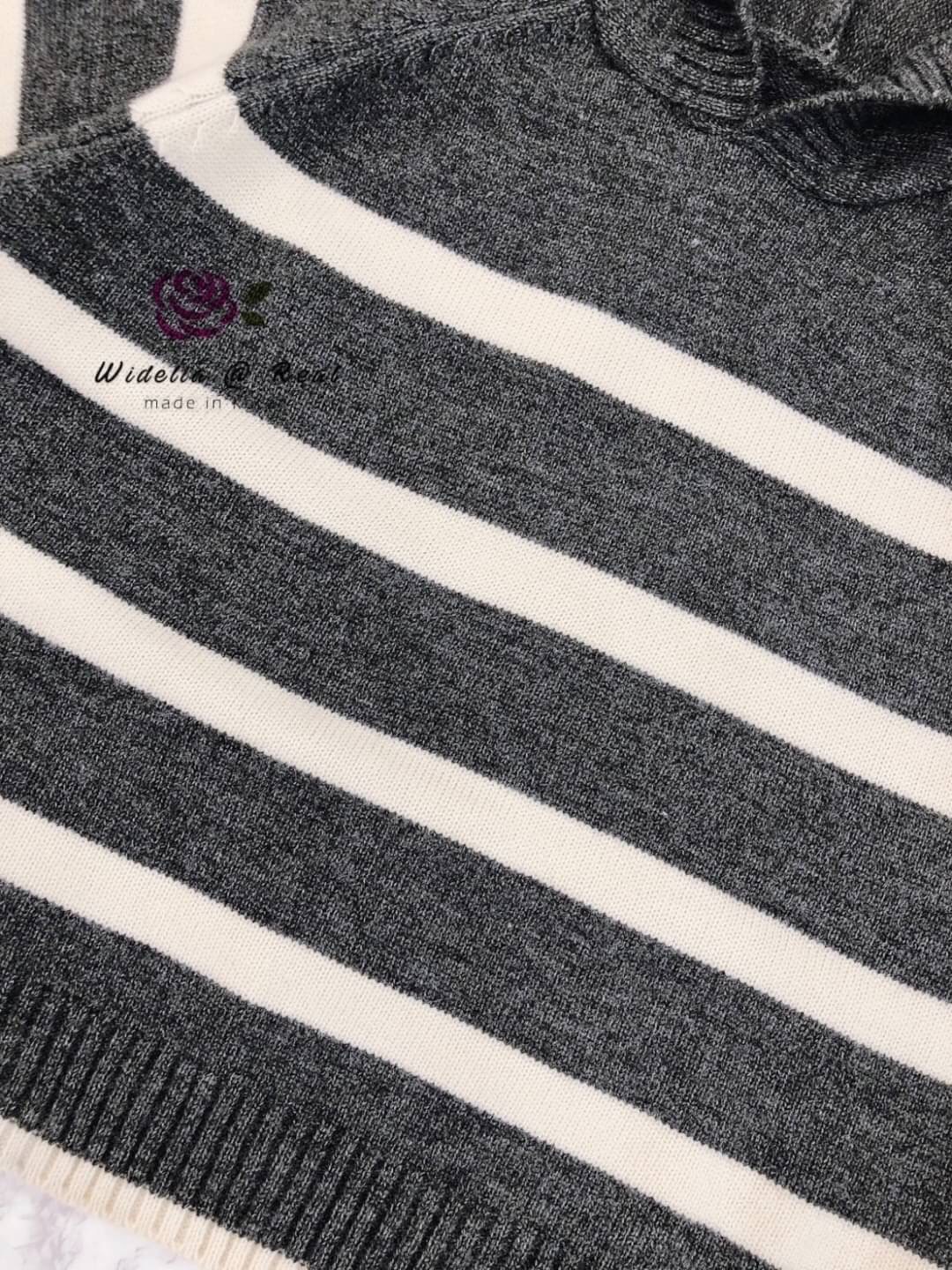 Blouse :: เสื้อตัวยาวสุดเก๋ รุ่นนี้ปังมากแม่ งานเกรดพรีเมี่ยม ตัวเสื้อเป็นไหมพรมเนื้อนุ่มนิ่มทอสลับเป็นริ้วสวย มาพร้อม Hood สุด Cute งานสวย ทรงเป๊ะ คัทติ้งเนี้ยบมาก งานไหมพรมเนื้อดีมากนะคะ รับรองใส่ออกมาไม่ผิดหวังการันตีให้เลย บอกเลยห้ามพลาดเด็ดขาดงานดีงา