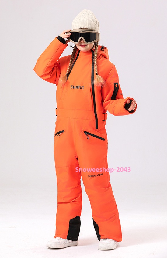 หนาวแค่ไหน…ลูกก็สนุกได้เต็มที่ พาลูกไปลุยหิมะ เที่ยวเมืองหนาว หรือเล่นสกี มั่นใจได้ว่าอุ่นสุดๆ + ปลอดภัยจากลมแรงและหิมะ ชุดสกีเด็กบอดี้สูทแบบชิ้นเดียว หนา อบอุ่น กันน้ำ กันลม กันหิมะ ทนต่อการสึกหรอ ลูกวิ่งเล่นหรือหกล้มก็หายห่วง มีฮู้ดคลุมหัว ป้องกันลมหนาว