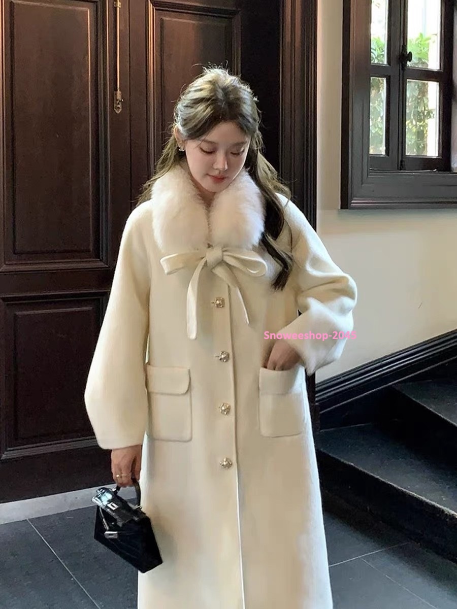 Winter Look ที่ทำให้คุณดูแพงแบบไม่ต้องพยายาม เสื้อโค้ทผ้าวูลพร้อมปกขนเฟอร์ สไตล์เฮปเบิร์นสุดคลาสสิค ผ้าทอหนา ไฮเอน ใส่แล้วอุ่นจริง ดีไซน์ทรงคุณหนู หรูหรา เก๋ไม่ซ้ำใคร ดีไซน์ทรงคุณหนู หรูหรา เก๋ไม่ซ้ำใคร มี 3 สีสุดชิค – เบจ | ดำ | ไวน์แดง ไม่ว่าจะใส่เดินเล