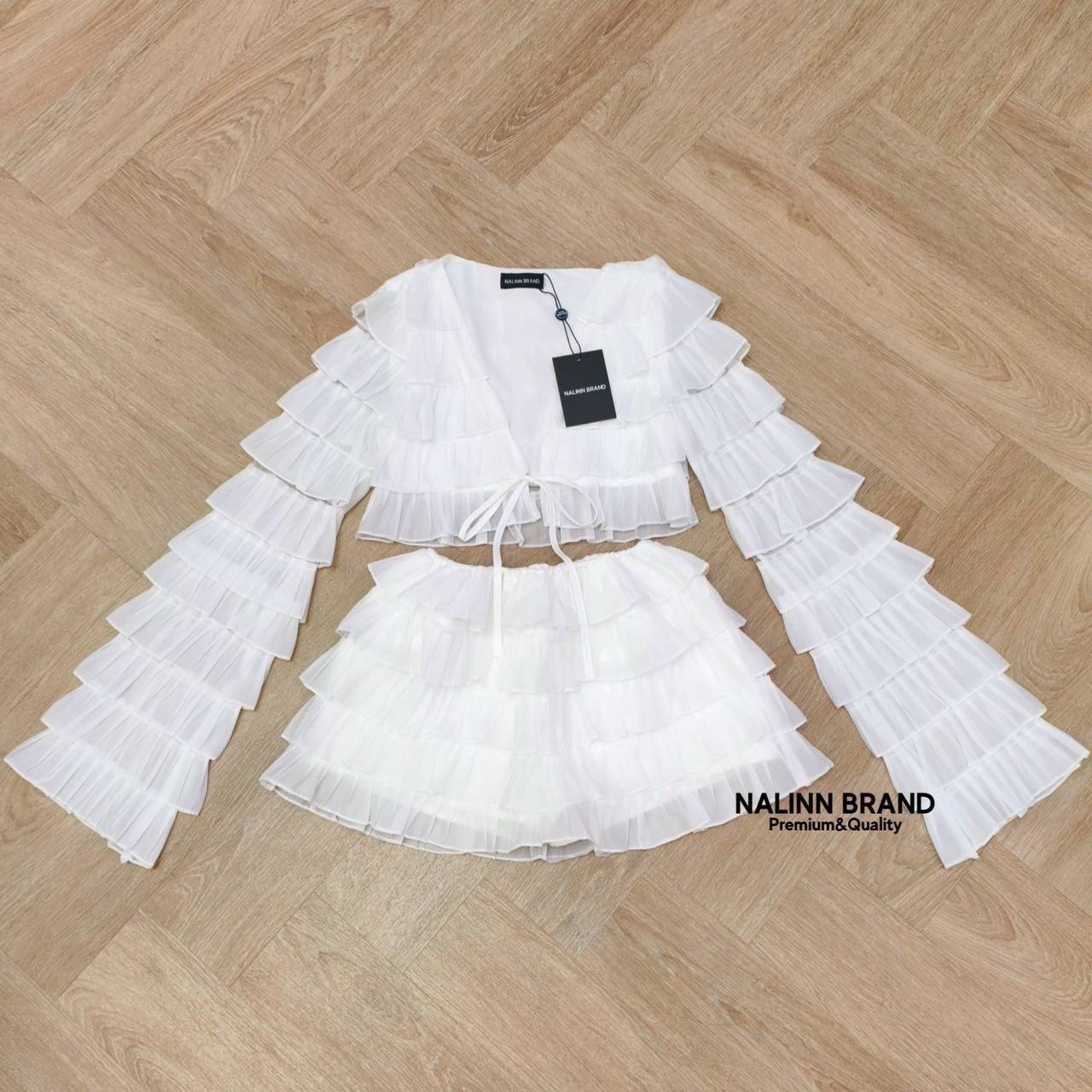 SET 2 ชิ้น เสื้อสีขาว+กระโปรงสีขาวระบายทั้งตัว เสื้อผูกหน้า เซ็กซี่มากกระโปรงระบายรอบตัว เอวยางตามต้นฉบับ ซับในกางเกง ใส่ปาร์ตี้ วันเกิด ออกเดท คือเริ่ด
