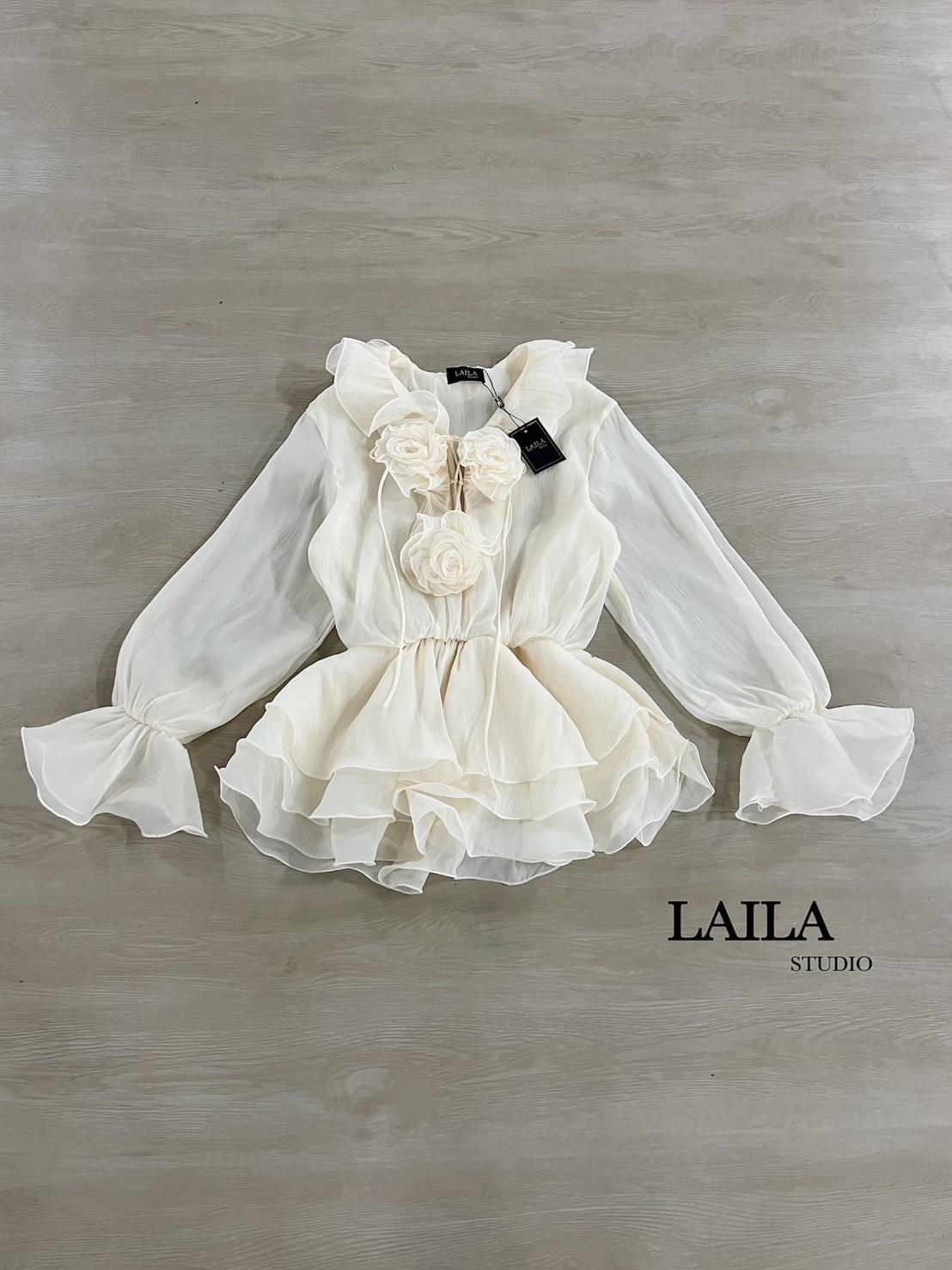 Tag: LAILA Detail: งานมินิเดรสแขนยาวแต่งระบายๆช่วงอกแต่งเชือกสานด้านหน้าพร้อมเข็มกลัดดอกไม้ ตัวแขนแต่งพองๆปลายกระดิ่งสวยๆ มาในโทนสีครึม/ดำ ตัวเดรสเป็นงายผ้าชีฟองเบาสบาย ดีไซน์แต่งชั้นๆช่วงปลายเดรส ลุคสวยสไตล์สาวเวียดนามสุดๆค่า **งานแฟชั่นนำเข้าby laila**