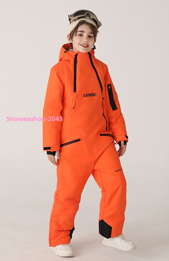 หนาวแค่ไหน…ลูกก็สนุกได้เต็มที่ พาลูกไปลุยหิมะ เที่ยวเมืองหนาว หรือเล่นสกี มั่นใจได้ว่าอุ่นสุดๆ + ปลอดภัยจากลมแรงและหิมะ ชุดสกีเด็กบอดี้สูทแบบชิ้นเดียว หนา อบอุ่น กันน้ำ กันลม กันหิมะ ทนต่อการสึกหรอ ลูกวิ่งเล่นหรือหกล้มก็หายห่วง มีฮู้ดคลุมหัว ป้องกันลมหนาว