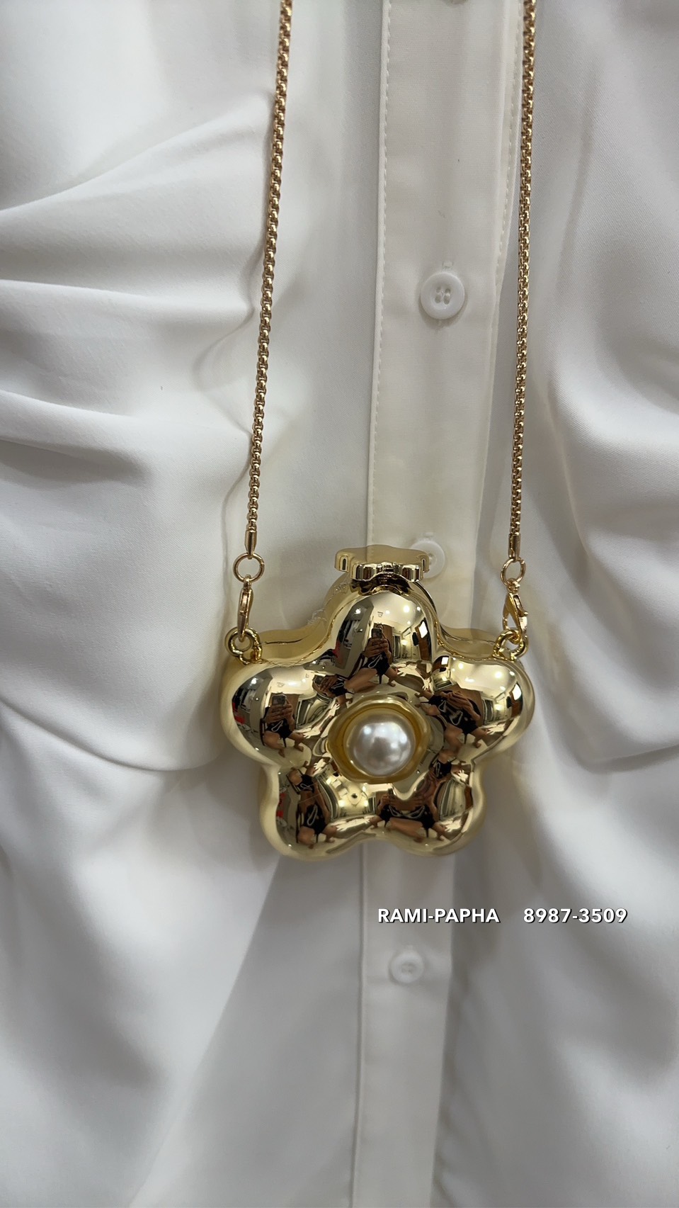 เซต3ชิ้น.. สีขาวแบบฉบับผู้ดี เสื้อคอปกกระดุมหน้า ดีเทลเก๋ทั้งตัว ดีเทลเสื้อหน้าสั้น ด้านหลังยาว เนื้อผ้านิ่มรีดง่าย สวมใส่สบาย ++กางเกงขาสั้นเนื้อผ้าและสีเดียวกัน ซับในอย่างดีทั้งตัว มีกระเป๋าใช้งานได้จริง ซิปหลัง ++กระเป๋าทรงดอกไม้สีทอง สวยหรูมากๆคะ