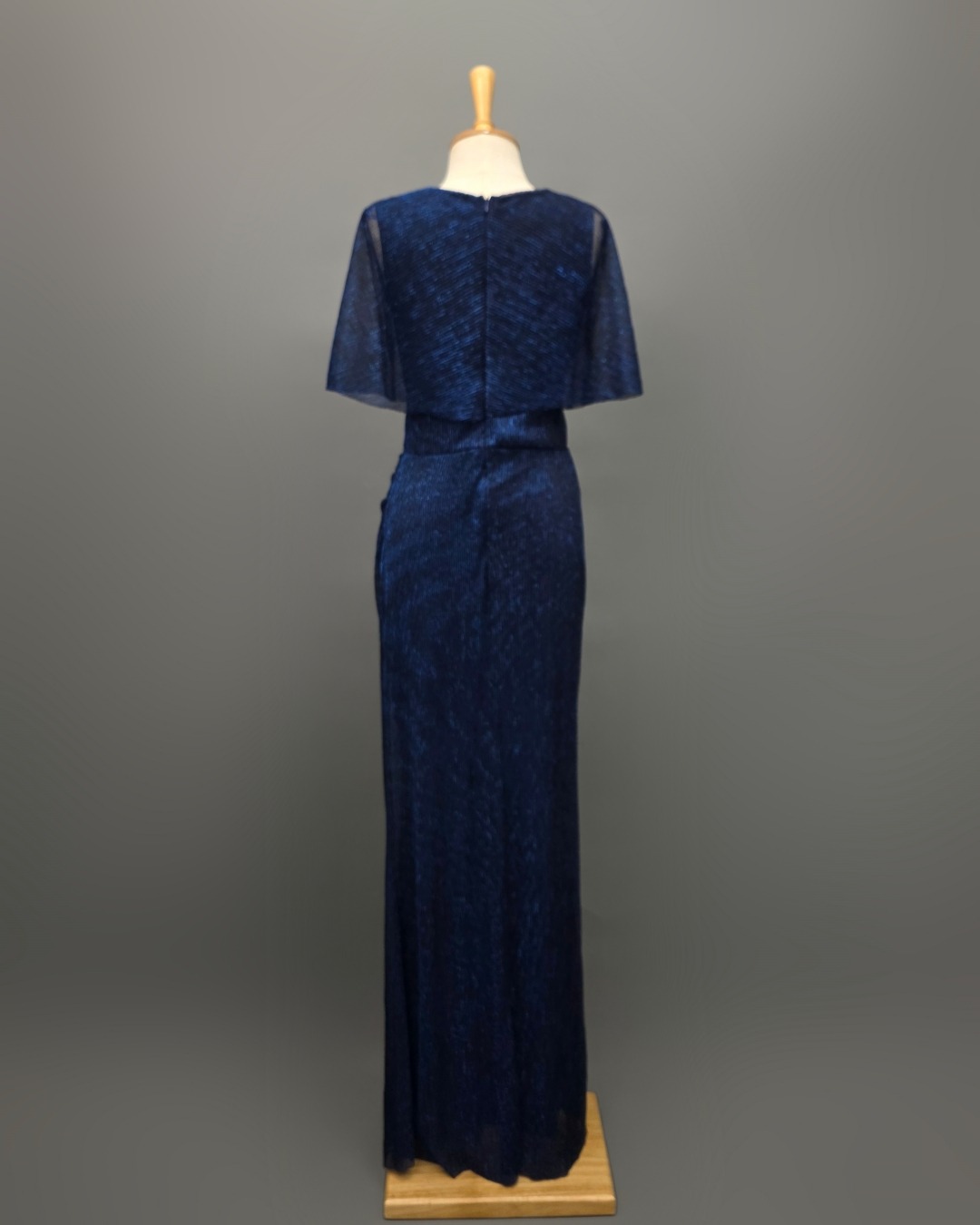 Label : LUXE ☑️ เดรสเสื้อคอกลมแขนกุด ดีเทลเป็นเสื้อคลุมไหล่ในตัว กระโปรงทรงสอบจับเดรป ☑️ ทำจากผ้าราเม่อัดพลีท ผสมดิ้นเมทัลลิค มีประกายเล่นแสงสวย ผ้านุ่มยืดหยุ่น คัตติ้งประณีต ☑️ มีซิปซ่อนและซับในเต็มตัวค่ะ