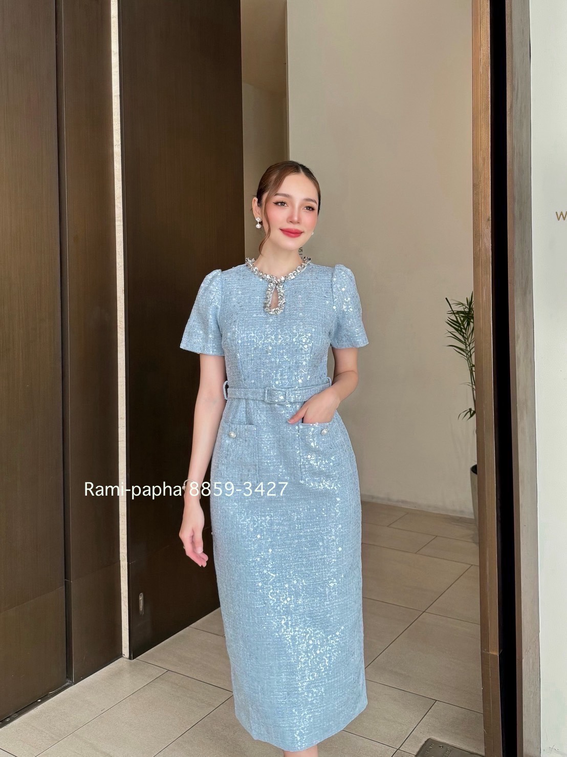 Label :: RAMI-PAPHA(รมิปภา) เดรสตัวยาวเนื้อผ้าทวีตปักwinkสวยหรูโดดเด่น ยิ่งโดนแสงยิ่งสวย winkปักสลับเล็กใหญ่แน่นๆสวยมากก ดีเทลแต่งอะไหล่คอสวยหรูโดดเด่น มีฟองน้ำจัดให้ทรงสวย กระเป๋าหน้าใช้งานได้จริง แต่งกระดุมมุกล้อมเพรชสีเงิน ชายกระโปรงด้านหลังผ่าขึ้น ซับ