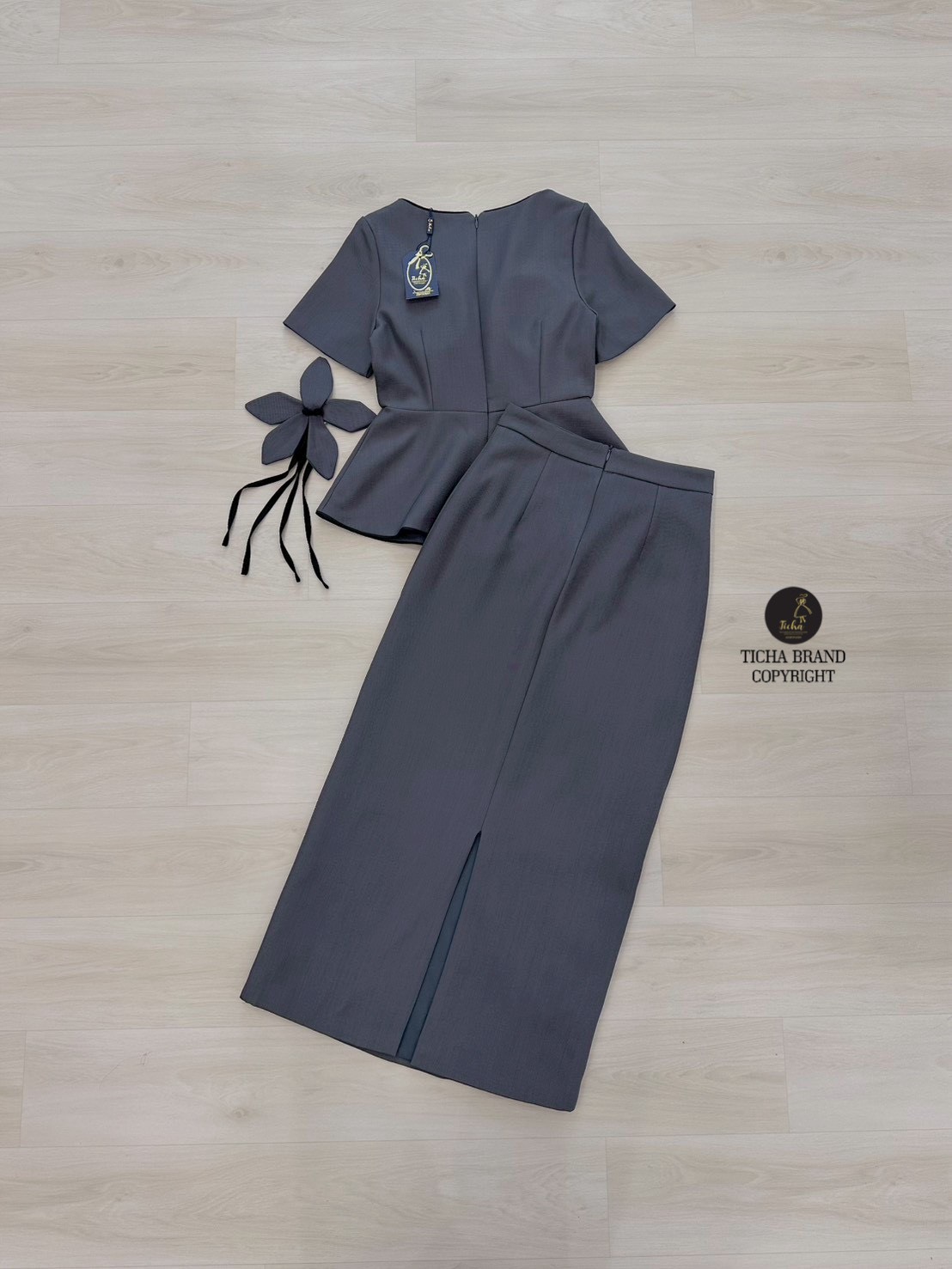 ชุด Set3ชิ้น เสื้อแขนสั้นสีเทา ดีเทลแต่งระบายและกุ้นสีดำชายเสื้อ (อกเสริมฟองน้ำ ซิปหลัง) และมีเข็มกลัดดอกไม้ มาพร้อมกระโปรงสีเทาทรงสอบดีเทลผ่าหลัง แต่งกุ้นสีดำด้านหน้าดีไซน์สวย (มีซิปหลัง)