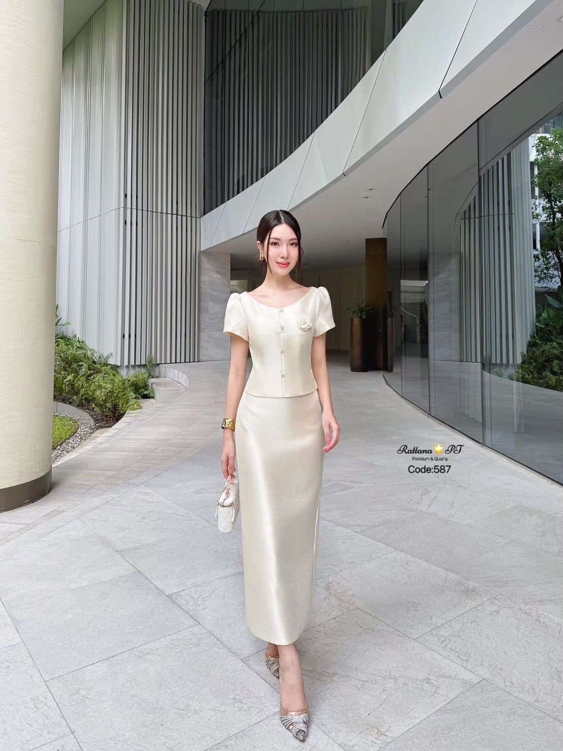 ชุดเซต เรียบหรูดูแพง เนื้อผ้าดีมาก เสื้อแต่งกระดุมด้านหน้า มีเข็มกลัดดอกไม้ติดที่หน้าอก สามารถถอดออกได้ หน้าอกมีฟองน้ำ มีซับในทั้งชุด มีซิบด้านหลัง จะใส่ไปงานบุญ งานบวช งานแต่ง ชุดนี้เหมาะสมมาก หรอใส่ออกงาน ดูดีมาก🤍🤍