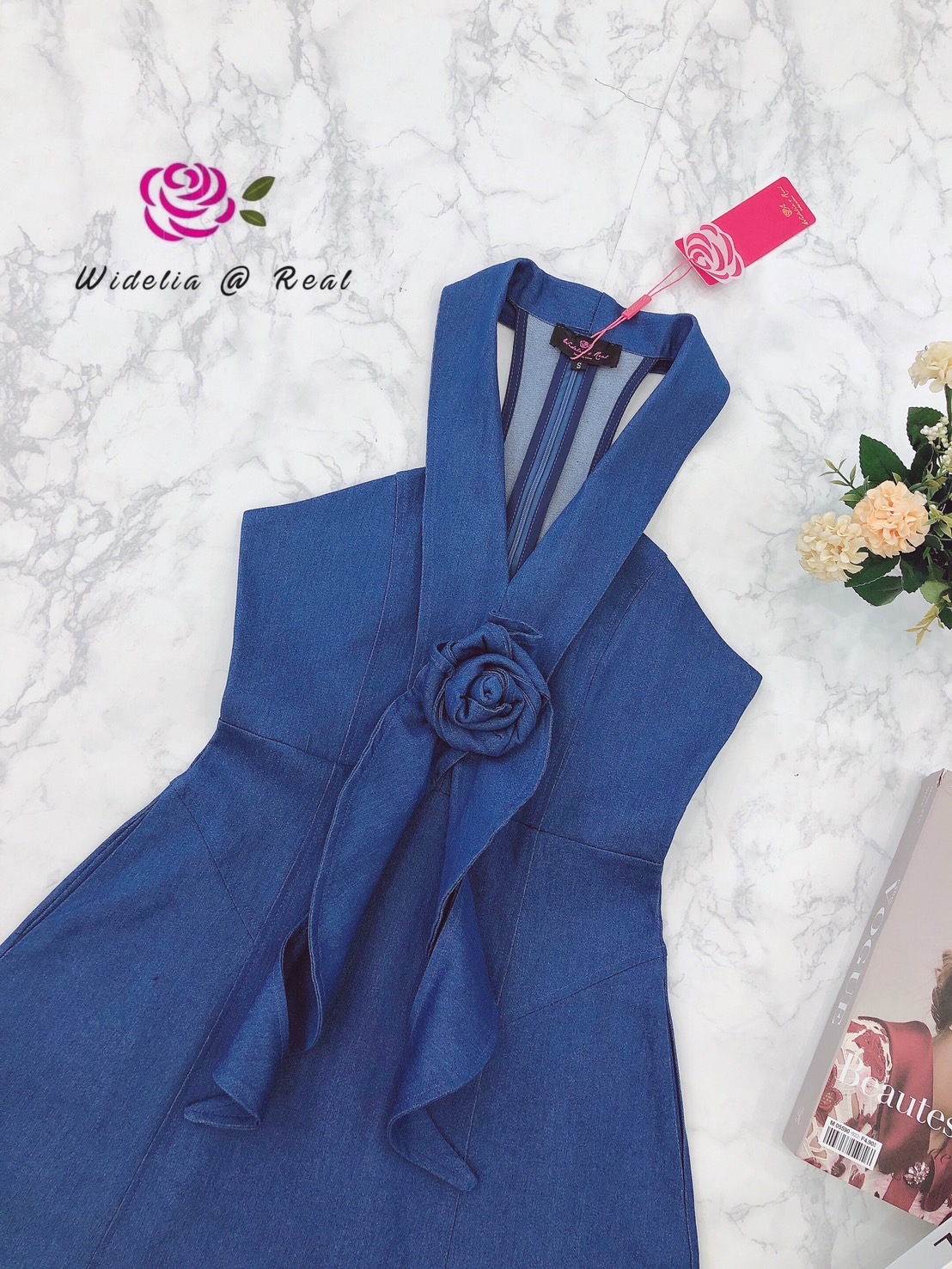 Maxi dress แม็กซี่เดรสตัวยาว อกเย็บดอกไม้ ซิปหลัง เนื้อผ้ายีนส์อย่างดี งานสวยมากๆค่ะชุดนี้ คัตติ้งเนี๊ยบเป๊ะ แนะนำเลย รับรองใส่ออกมาไม่ผิดหวังการันตีให้เลย บอกเลยห้ามพลาดเด็ดขาด งานดีงานสวยแน่นอน