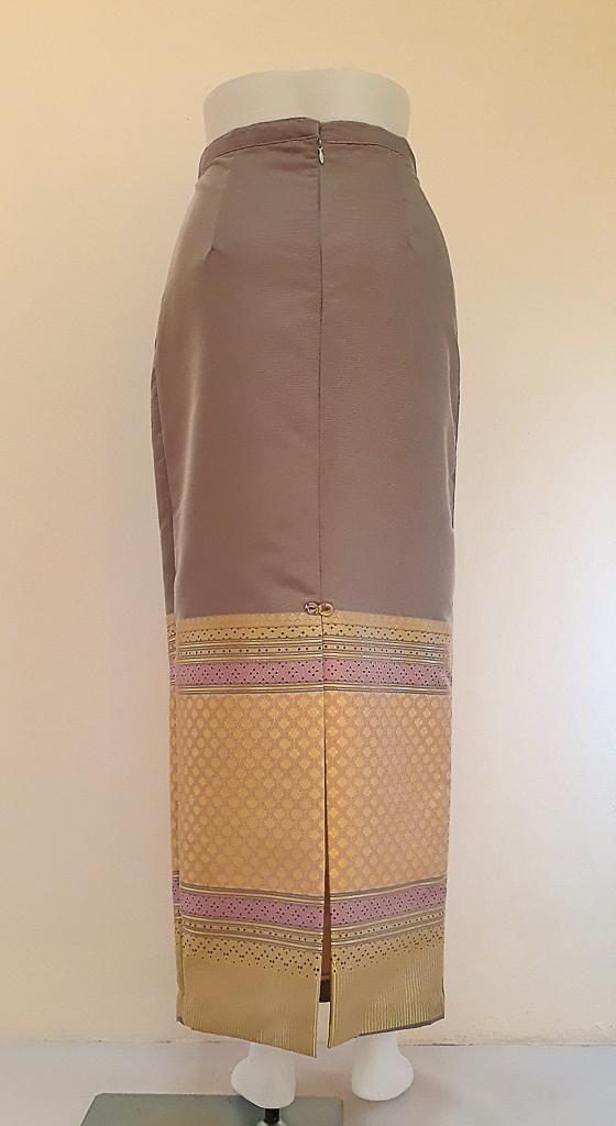 ผ้าถุงไหมสำเร็จรูป (สีโอวัลติน ทรงกระโปรง) งานตัดเย็บประณีต อัดผ้ากาวตามสีของผ้าถุง เนื้องานดีเกรด A (รอบเอว 30 นิ้ว)