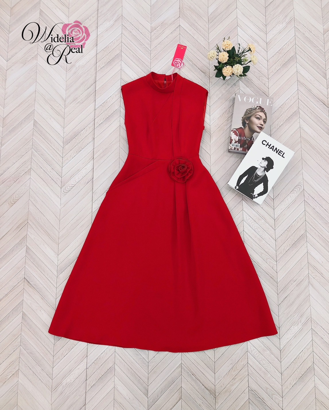 Dress เดรสตัวยาว แขนกุด เอวเย็บดอกไม้ เนื้อผ้าเรียบ สีพื้น ผ้ามีน้ำหนักทิ้งตัว ไม่บาง ซิปหลัง ด้านหน้าเย็บแต่งจีบ มีกระเป๋าล้้วงด้านข้าง2ข้าง งานคัตติ้งเนี๊ยบ ทรงสวยเป๊ะมาก รับรองใส่ออกมาไม่ผิดหวังการันตีให้เลย บอกเลยห้ามพลาดเด็ดขาด งานดีงานสวยแน่นอน