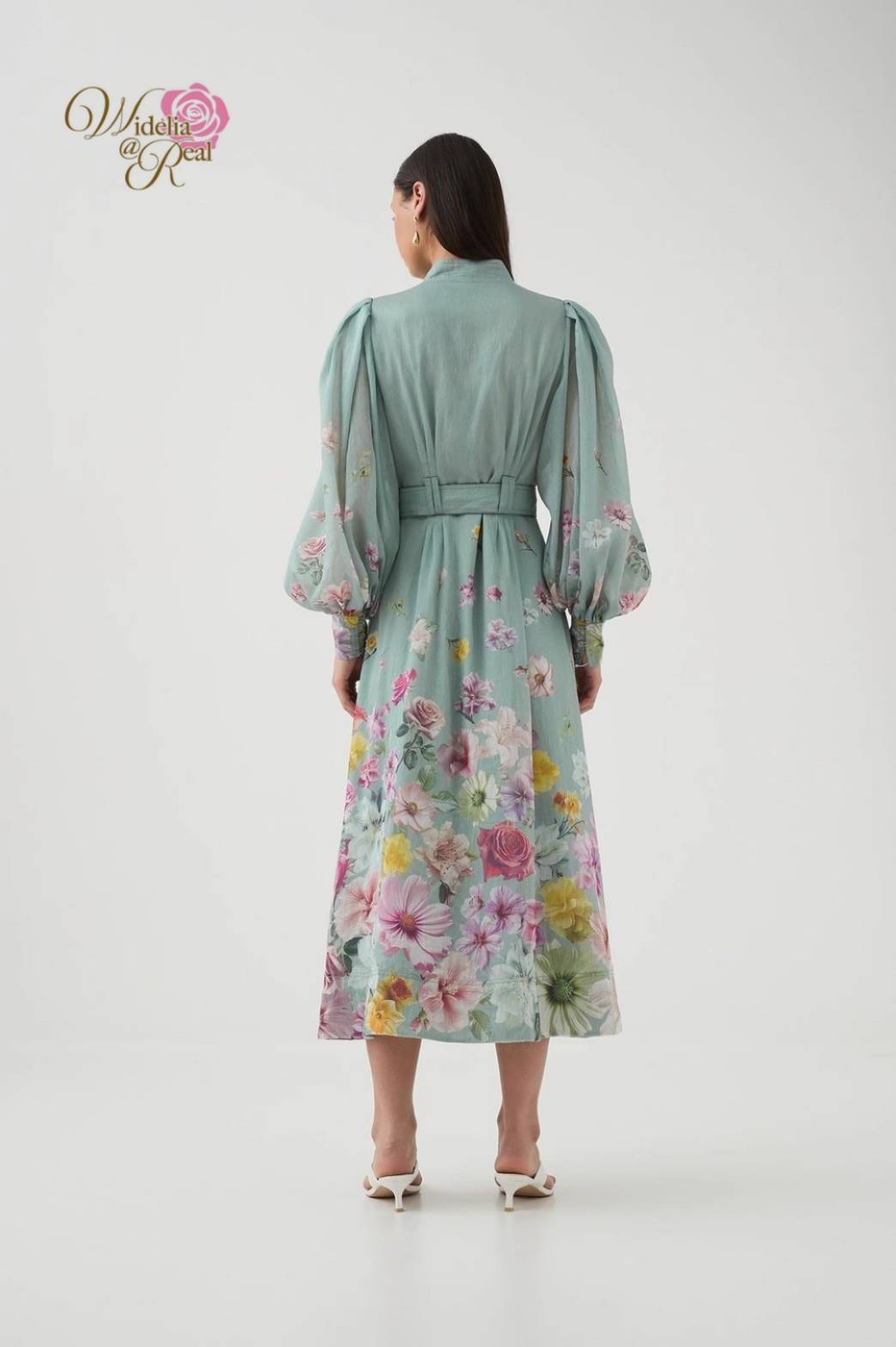 Dress เดรสตัวยาว คอวี แขนยาวพองทรงสวย มีเข็มขัดเพิ่มความกระชับ กระโปรงยาวพริ้วสวย พิมพ์ลาย ดอกไม้ เนื้อผ้าอย่างดี งานเกรดพรีเมี่ยม คัตติ้งสวย แนะนำเลย รับรองใส่ออกมาไม่ผิดหวัง บอกเลยห้ามพลาดเด็ดขาดงานดีงานสวยจริงต้อง Widelia @ Real