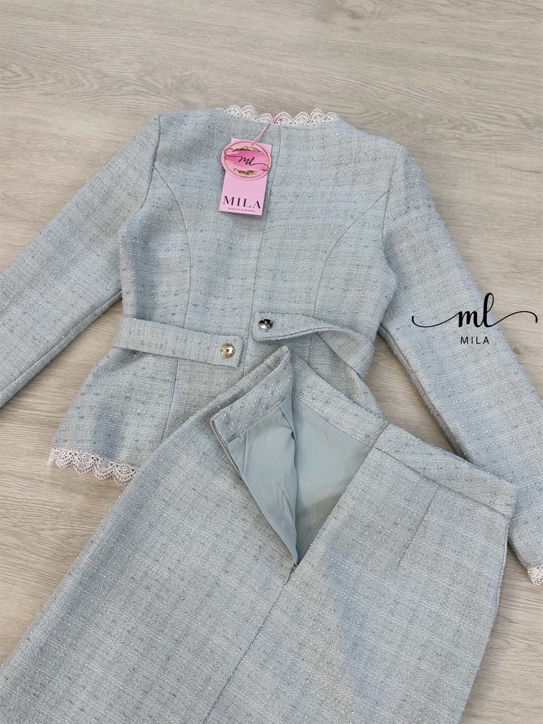 Set 2 ชิ้น เนื้อผ้าทวิตสีฟ้าผสมดิ้นเงิน ตัวเสื้อทรงพอดีตัวแขนยาวคอชิดแต่งระบายกุ๊นลูกไม้สีขาวเล็กๆที่ขอบชุด ตัวเสื้อเป็นซิปรูดด้านหน้า (อกเย็บเสริมฟองน้ำ และมีเสริมไหล่) มีสายขาดเอวเข็มขัดเป็นริบบิ้นโบว์มีกระดุมแป๊กติดด้านหลังเด่นสวย มาพร้อมกับกระโปรงยาวท