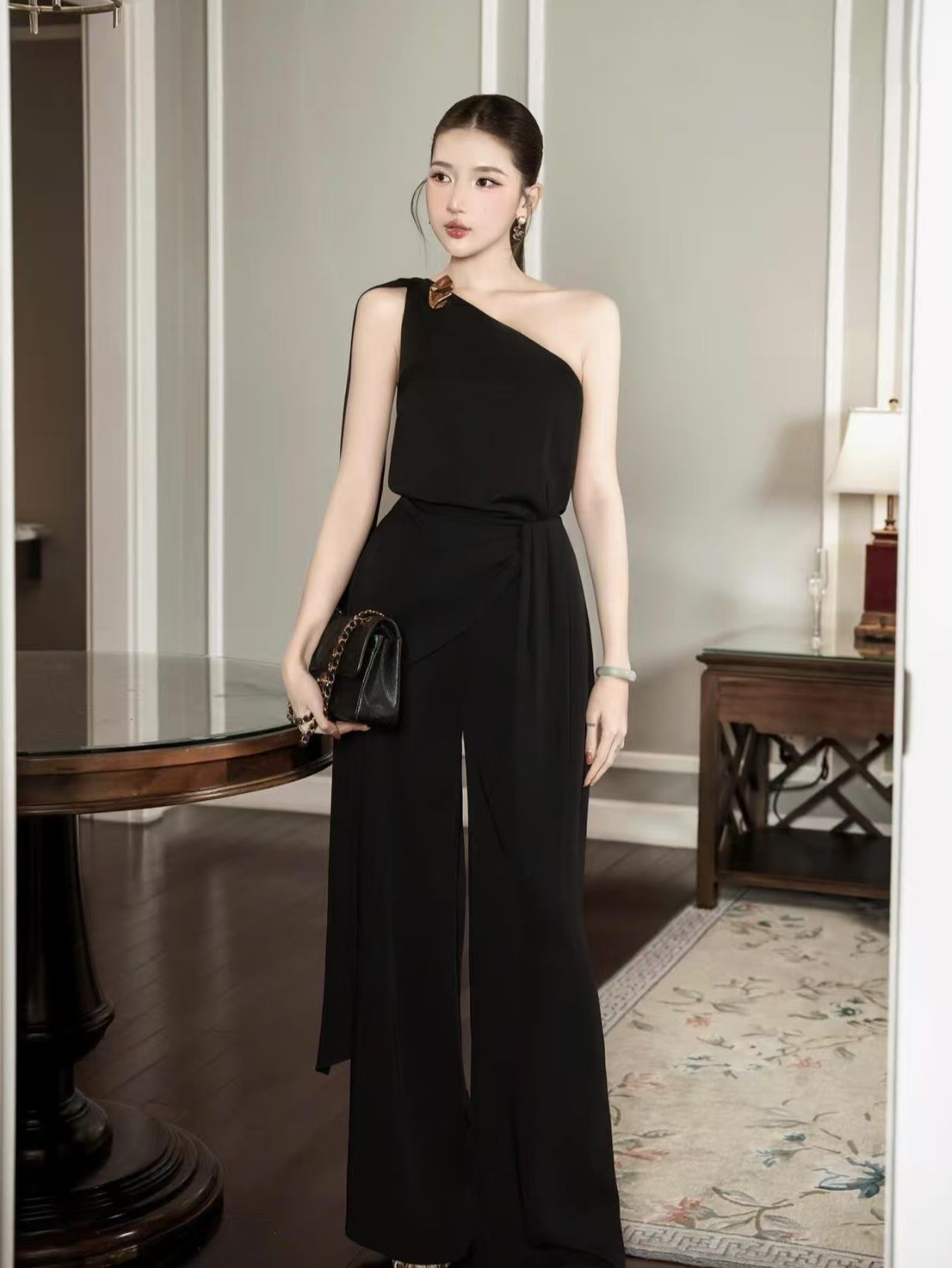 Set เสื้อไหล่เดียวแต่งผ้าสไบยาว แต่งเข็มกลัดช่วงไหล่ แมทช์กับกางเกงขายาวทรงสวยเข้าชุด มีน้ำหนักทิ้งตัว เนื้อผ้าดีเเป็นทรงซับในทั้งชุดค่ะ... ใส่ออกมาแล้วเป๊ะเว่อร์ แพทเทรินเนี๊ยบสุดๆ สามารถใส่ได้ในทุกโอกาสเลยค่า