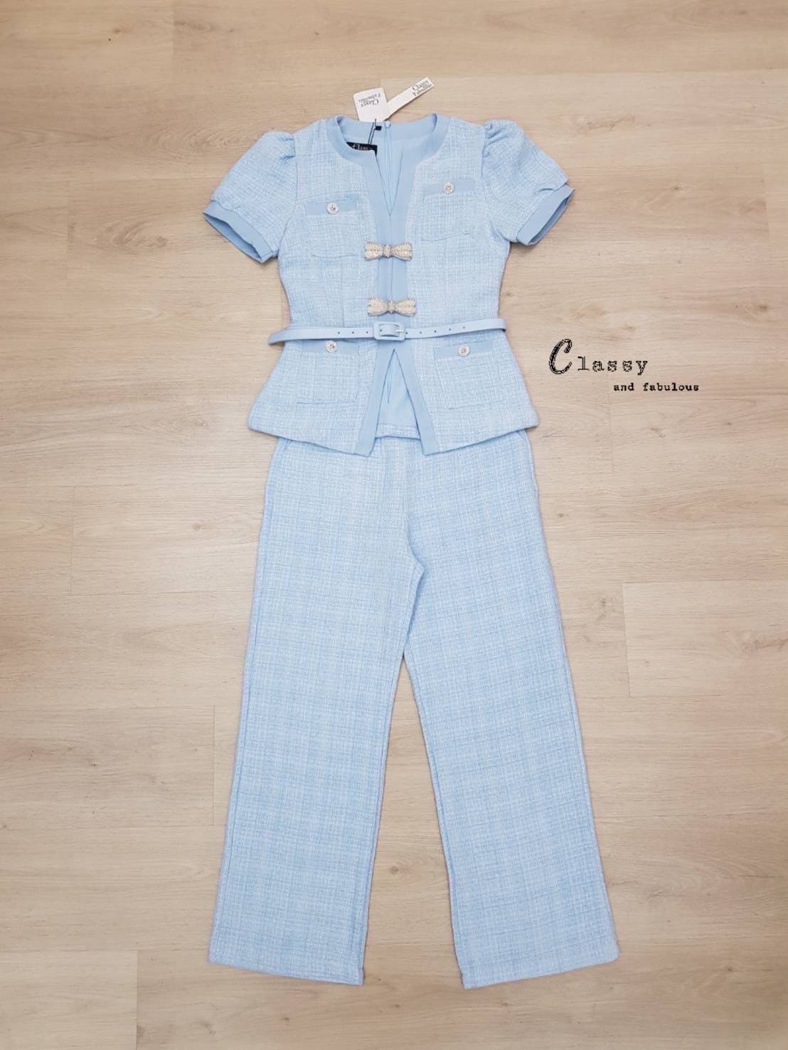 Set 4 ชิ้น (เสื้อ+ขายาว+เข็มขัด+เข็มกลัดโบว์มุก 2 ชิ้น) เสื้อและกางเกงคือผ้าทวิตสีฟ้าเนื้อนุ่มอย่างดี เสื้อแขนพองทรงเข้ารูปคอวีแขนสั้นทรงสวย