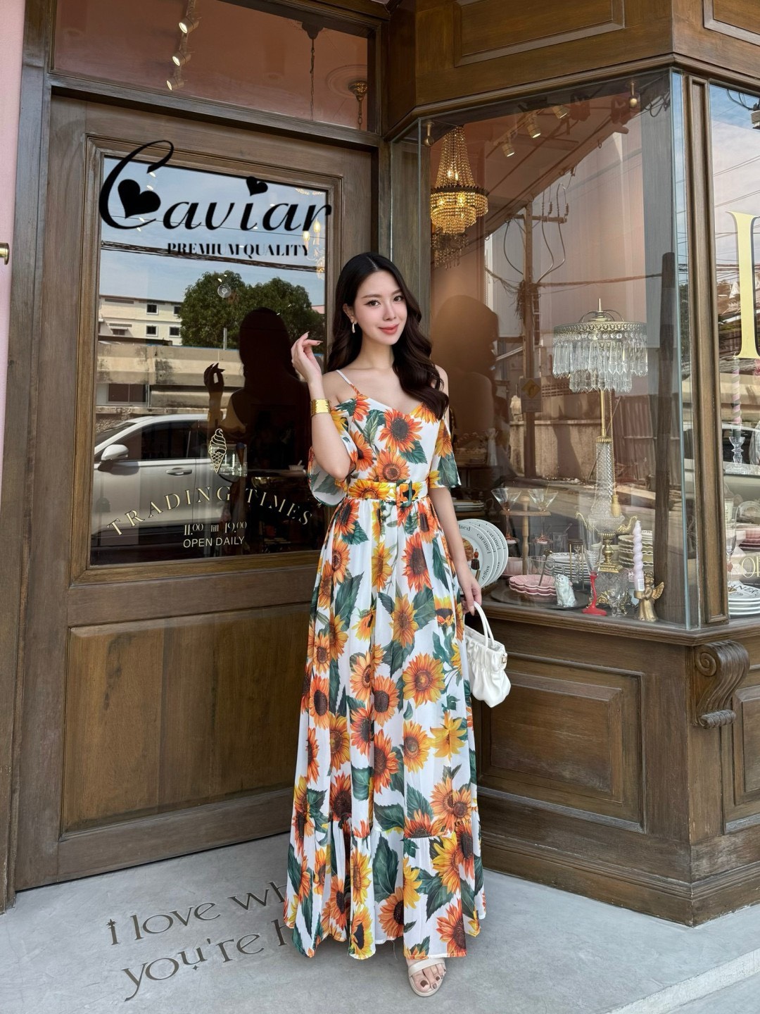 Sun-flower maxxi dress สายคาเฟ่ต้องเข้าแล้วววว…ตัวนี้ถ่ายรูปสวยเวอร์ ขึ้นกล้องสุดๆ เพราะสีสันคือสดใสมากนะคะ ลายผ้าที่พิมพ์🌻🌻คือสวยชัดเป้ะ นุ้งเป็นเดรสยาวทรงสายเดี่ยว มีระบายคล้องแขน กระโปรงบานน่ารัก คัตติ้งเนี้ยบ ตัดเย็บด้วยผ้าชีฟองเนื้อทร